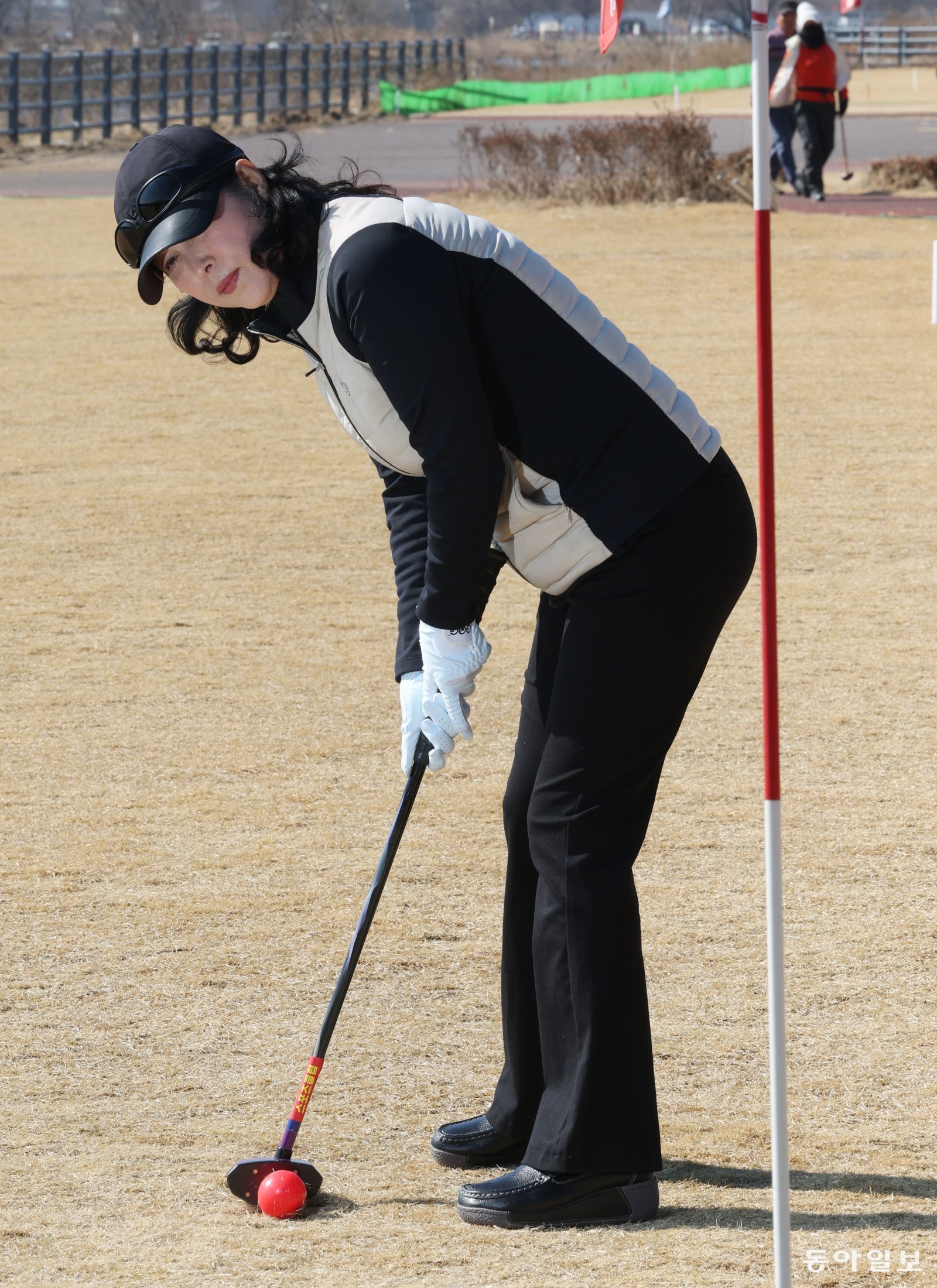 김애란 씨가 경기 평택시 봉남파크골프장에서 퍼팅하고 있다. 평택=신원건 기자 laputa@donga.com