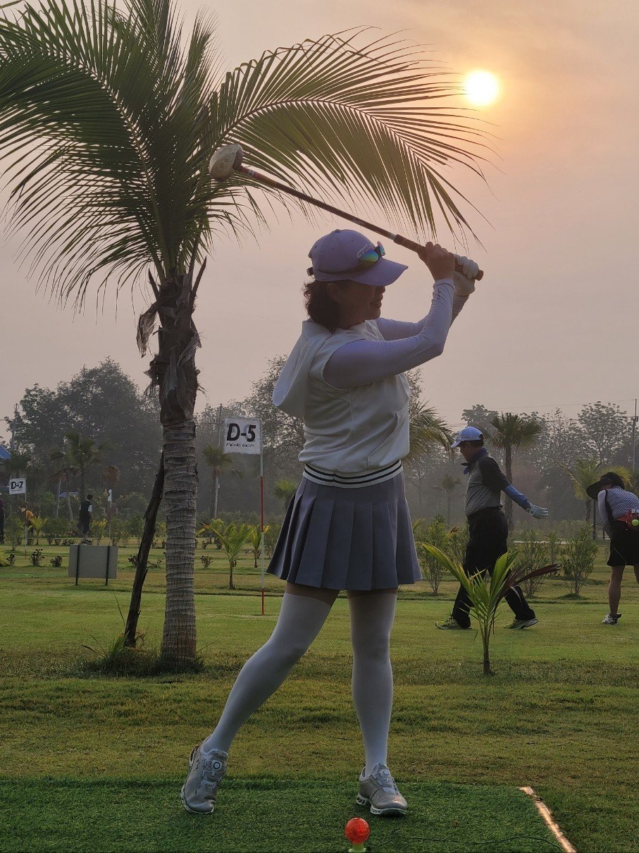 김애란 씨가 파크골프장에서 샷을 하기 전에 연습 스윙을 하고 있다. 김애란 씨 제공