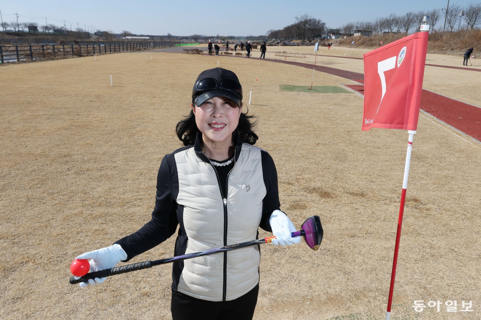 김애란 씨가 경기 평택시 봉남파크골프장에서 채와 공을 들로 활짝 웃고 있다. 평택=신원건 기자 laputa@donga.com