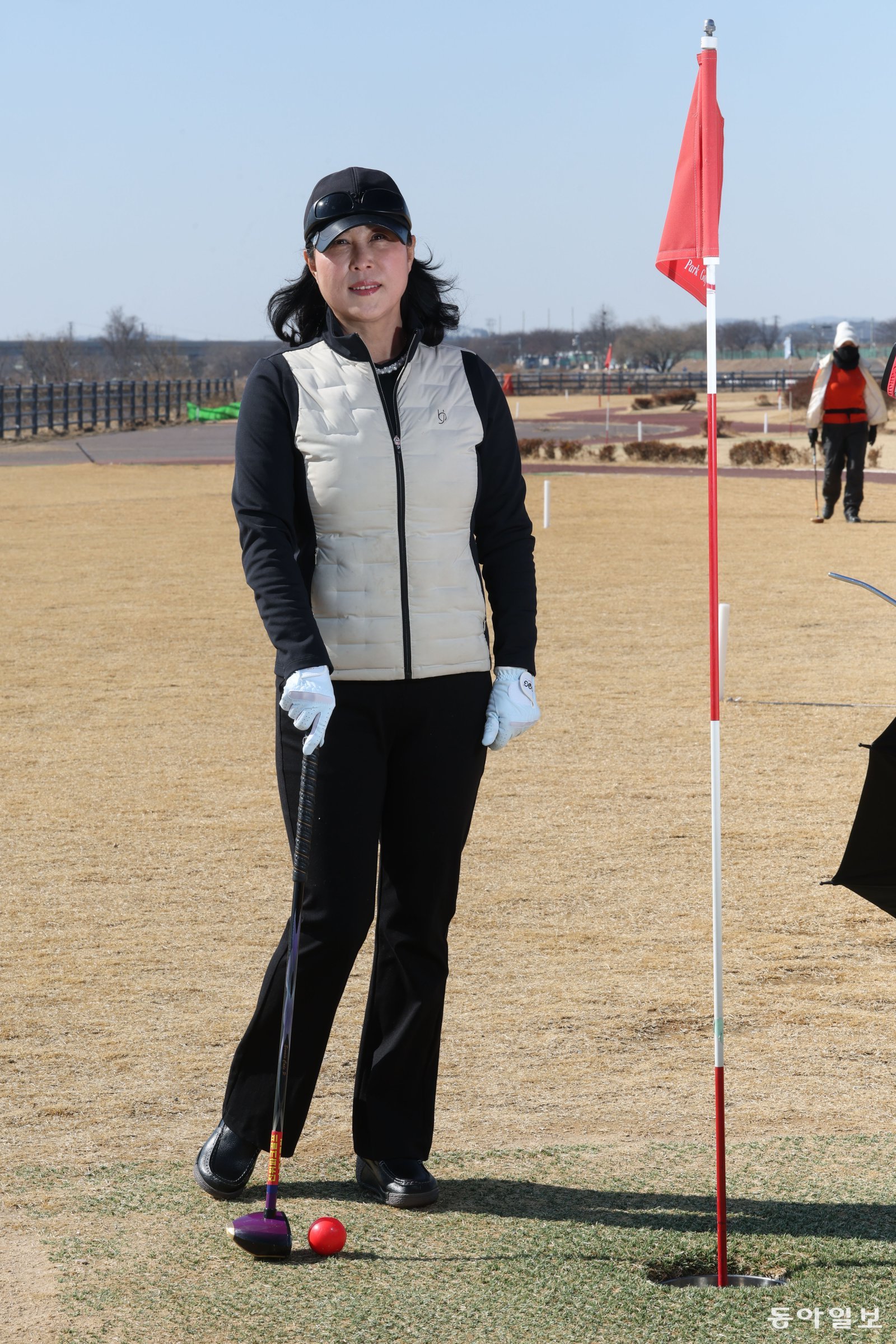 김애란 씨가 경기 평택시 봉남파크골프장에서 포즈를 취했다. 평택=신원건 기자 laputa@donga.com