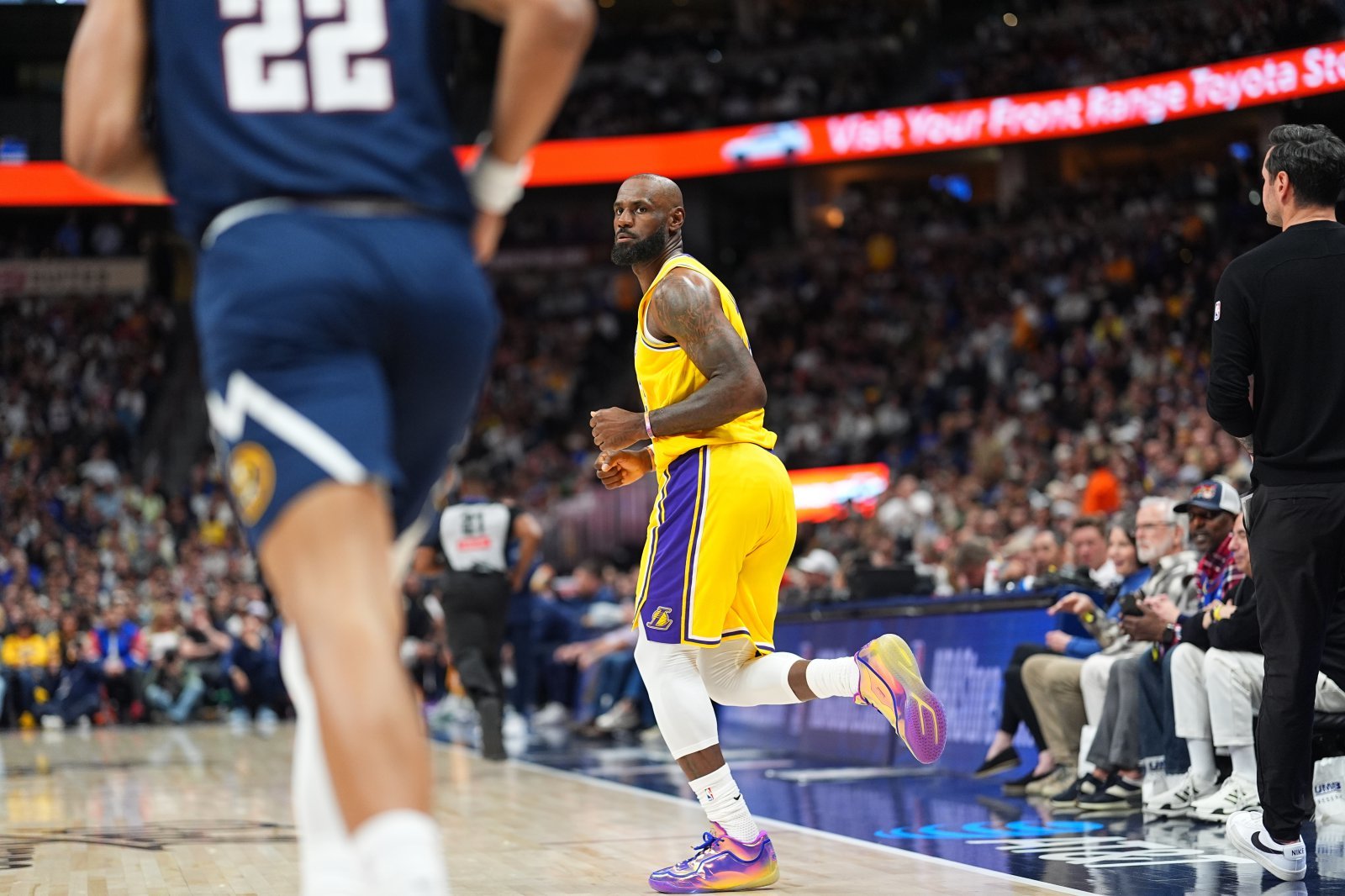 르브론, 압둘자바 넘고 NBA 새 역사…레이커스는 패배