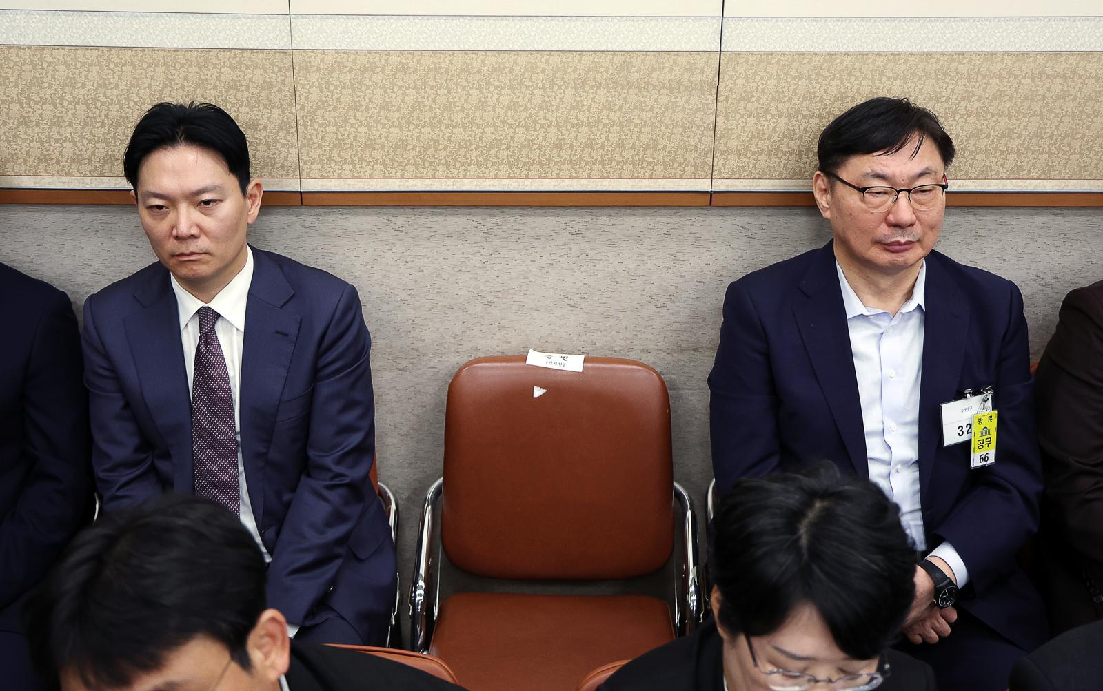 이화영 전 경기도 평화부지사가 14일 오후 서울 여의도 국회 법제사법위원회에서 열린 법무부 등에 대한 국정감사에서 자신의 대북 송금 사건을 수사했던 박상용 법무연수원 교수와 자리에 앉아 있다. 2025.10.14 [서울=뉴시스]