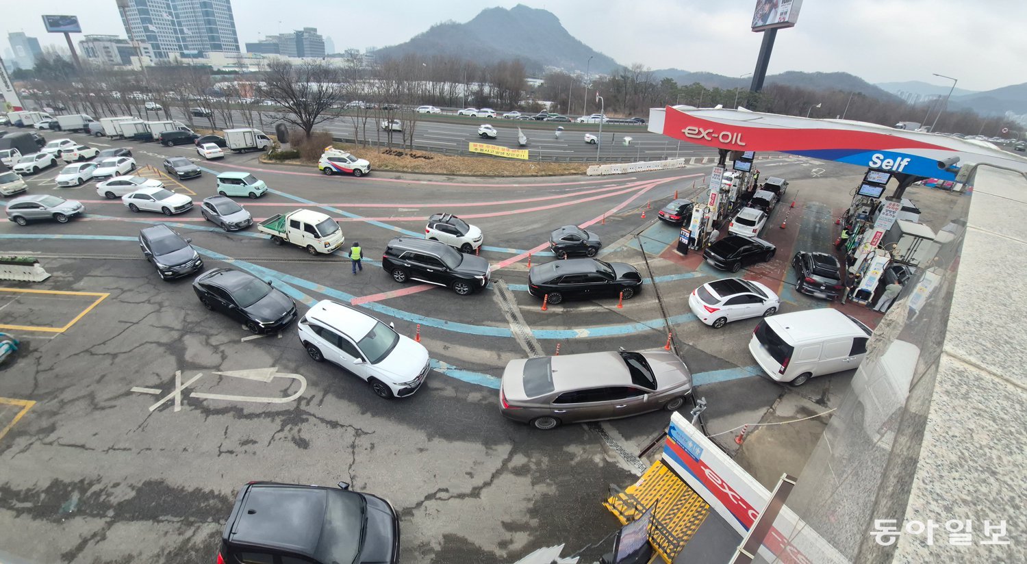 6일 오후 양재 만남의광장 휴게소안에 있는 주유소에서 기름을 넣기 위한 차량들이 줄을 서고 있다. 장승윤 기자 tomato99@donga.com