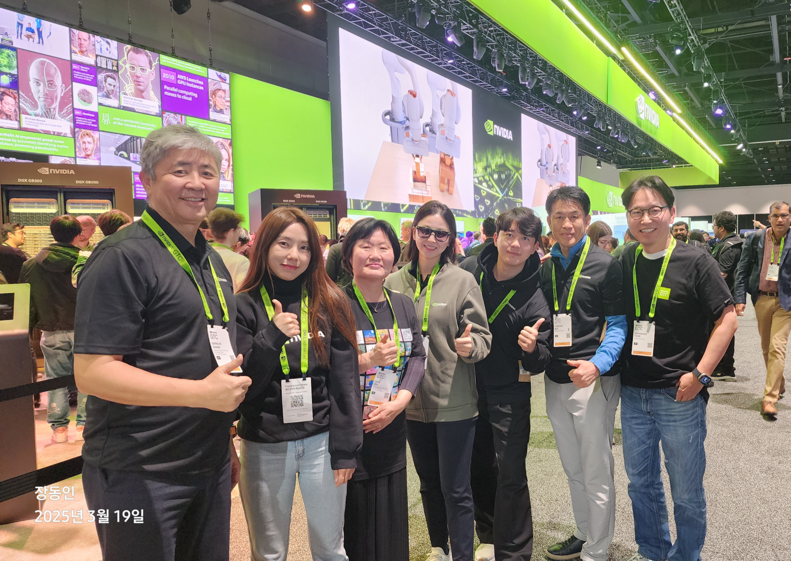 KAIST 김재철AI대학원 CAIO(Chief AI Officer) 과정 졸업생과 함께 미국 캘리포니아 새너제이에서 열린 글로벌 AI 컨퍼런스 NVIDIA GTC 2025를 참관 중인 장동인 박사(왼쪽)