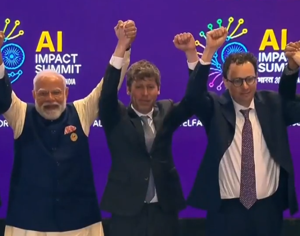 지난달 19일 인도 뉴델리에서 열린 ‘AI 임팩트 서밋’에 참석한 샘 올트먼 오픈AI 최고경영자(가운데)와 다리오 아모데이 앤스로픽 최고경영자(오른쪽)는 단체 기념 촬영 중 끝까지 서로 손을 잡거나 눈을 마주치지 않았다. 사진 출처 유튜브 캡쳐