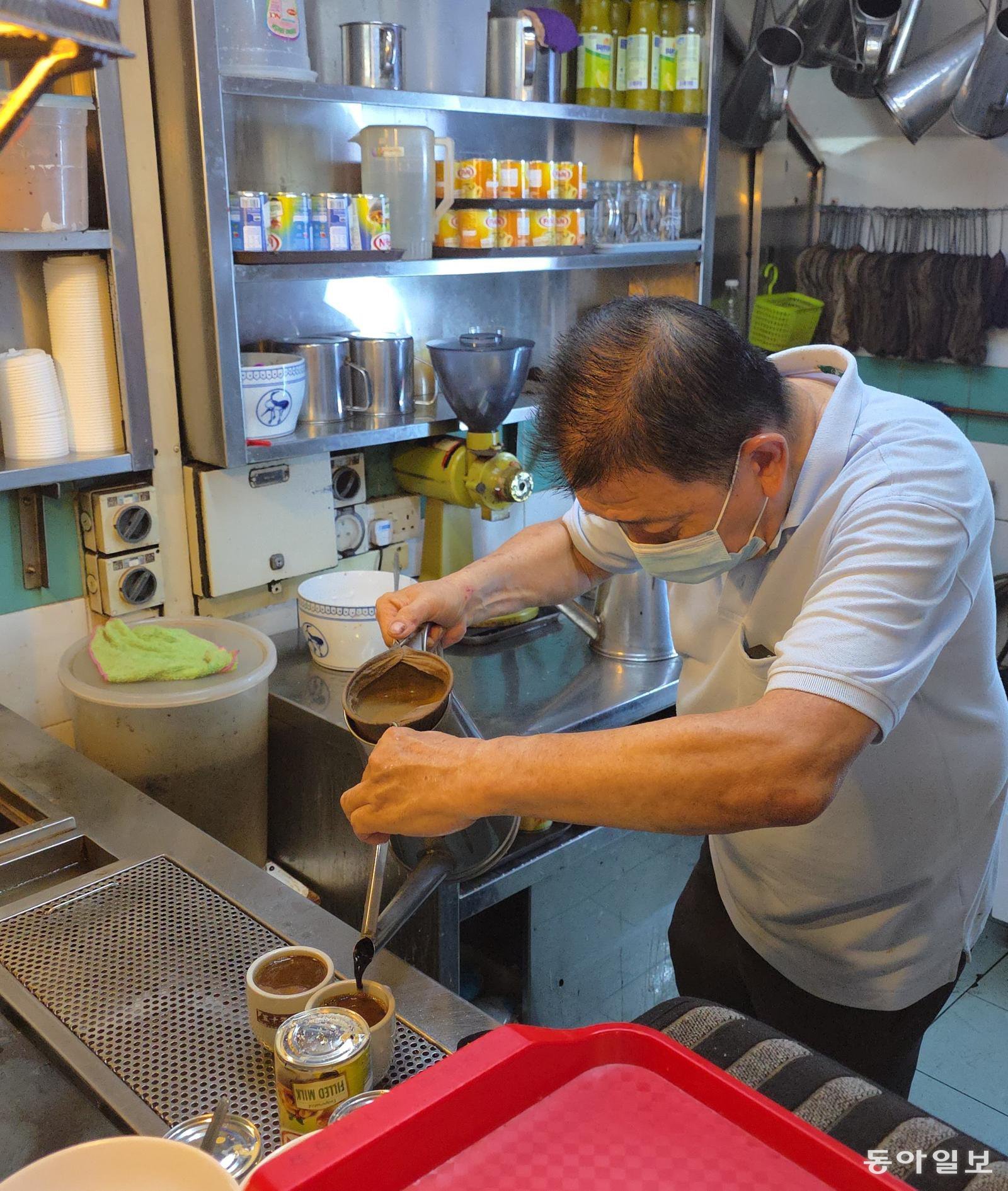 차이나타운 미슐랭 맛집 The 1950s Coffee(五十年代)에서 할아버지 바리스타가 커피를 내리고 있다.