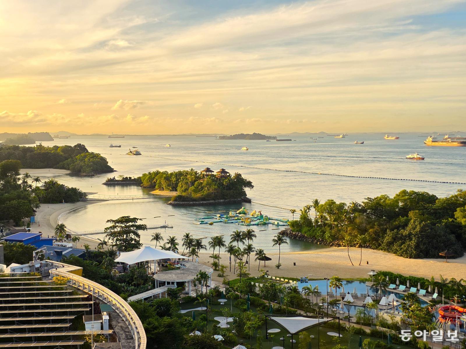 싱가포르 본섬에서 800m 떨어진 센토사섬의 아침. ‘평화와 고요의 섬’이라는 이름답게 해변과 열대우림의 자연환경이 살아 있는 휴양지다.