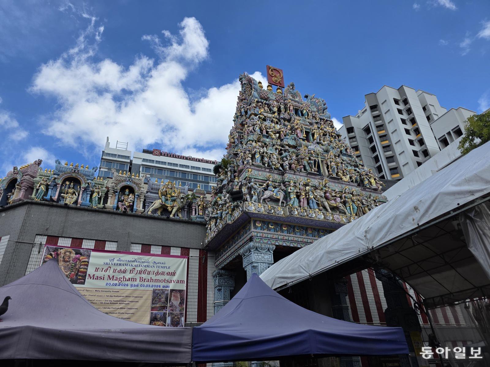 리틀인디아 구역 세랑군로드에 있는 스리비야 칼리암만 힌두 사원. 신들의 얼굴로 장식된 웅장한 탑(고푸람)이 인상적이다.