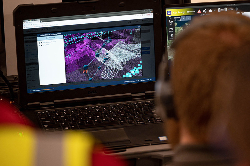 펜실베이니아주 피츠버그 국제공항 공군 예비기지 지상 관제소에서 자율비행 드론의 비행경로를 확인 중이다 / 출처=미국 전쟁부