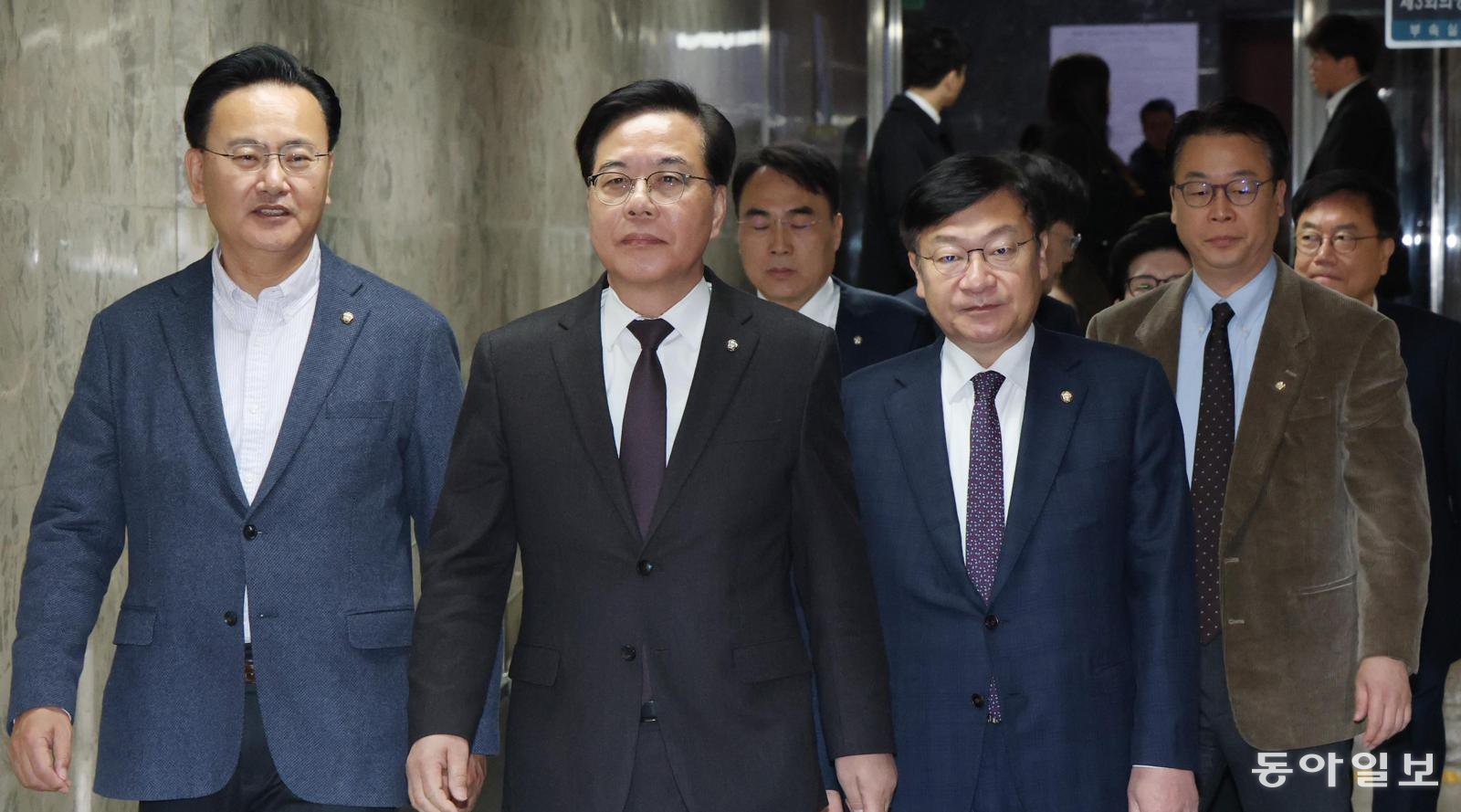 국힘, 원내대책회의
송언석 원내대표(앞줄 가운데) 등 국민의힘 원내 지도부가 6일 원내대책회의를 위해 서울 여의도 국회 회의실로 들어가고 있다. 이날 한국갤럽 조사에 따르면 국민의힘 정당 지지율은 21%로 지난해 8월 장동혁 대표 취임 후 최저치를 기록했다. 이훈구 기자 ufo@donga.com