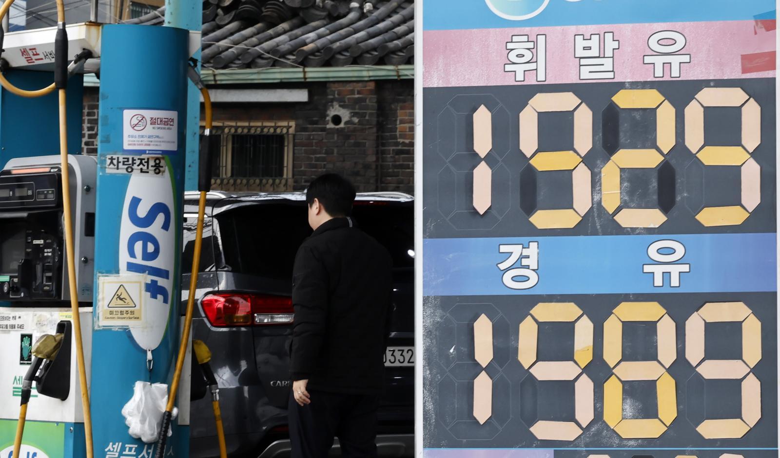 서울 평균 휘발유 가격이 리터당 1900원을 넘는 등 상승 흐름이 이어지는 6일 서울 시내 한 주유소에 유가 정보가 표시돼 있다. 뉴시스