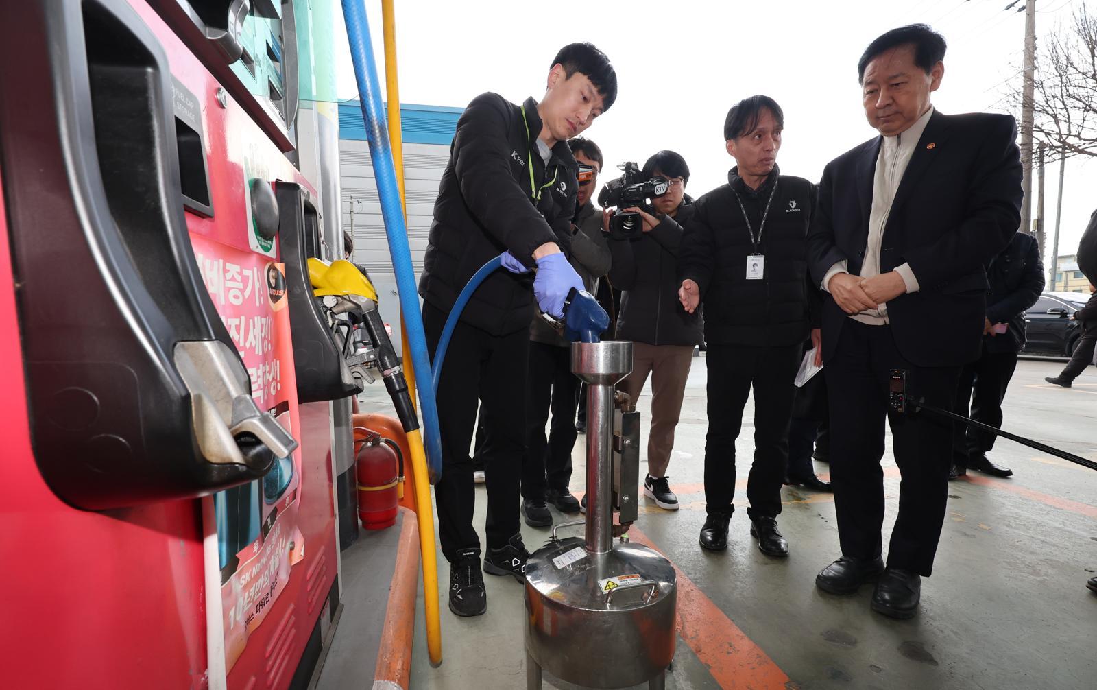 구윤철 부총리 겸 재정경제부 장관이 6일 대전시의 한 주유소를 찾아 한국석유관리원의 석유 정량 검사를 살펴보고 있다. 뉴시스