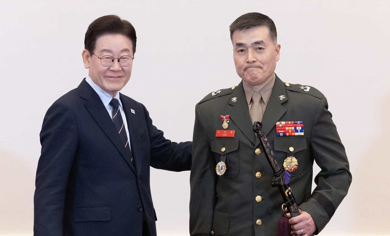 이재명 대통령이 6일 오후 청와대 영빈관에서 열린 2026년 준장 진급 장성 삼정검 수여식에서 국방조사본부장 대리에 보직된 해병대 박정훈 준장에게 삼정검을 수여하고 있다. 2026.03.06 청와대사진기자단