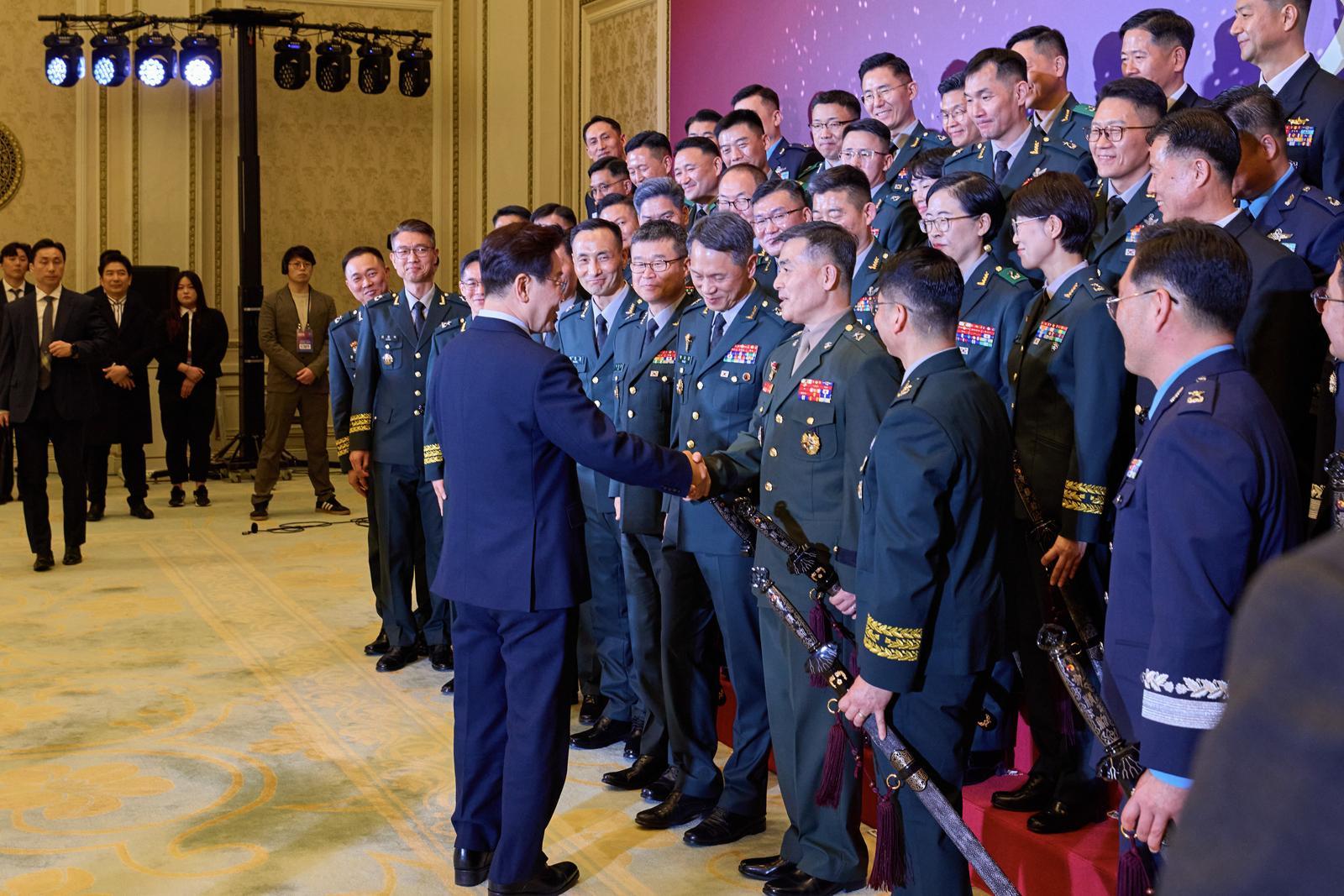 이재명 대통령이 6일 청와대 영빈관에서 열린 2026년 준장 진급 장성 삼정검 수여식에서 기념사진을 찍은 후 박정훈 국방부 조사본부장(준장) 등 진급자들과 인사하고 있다. 2026.3.6 청와대 제공