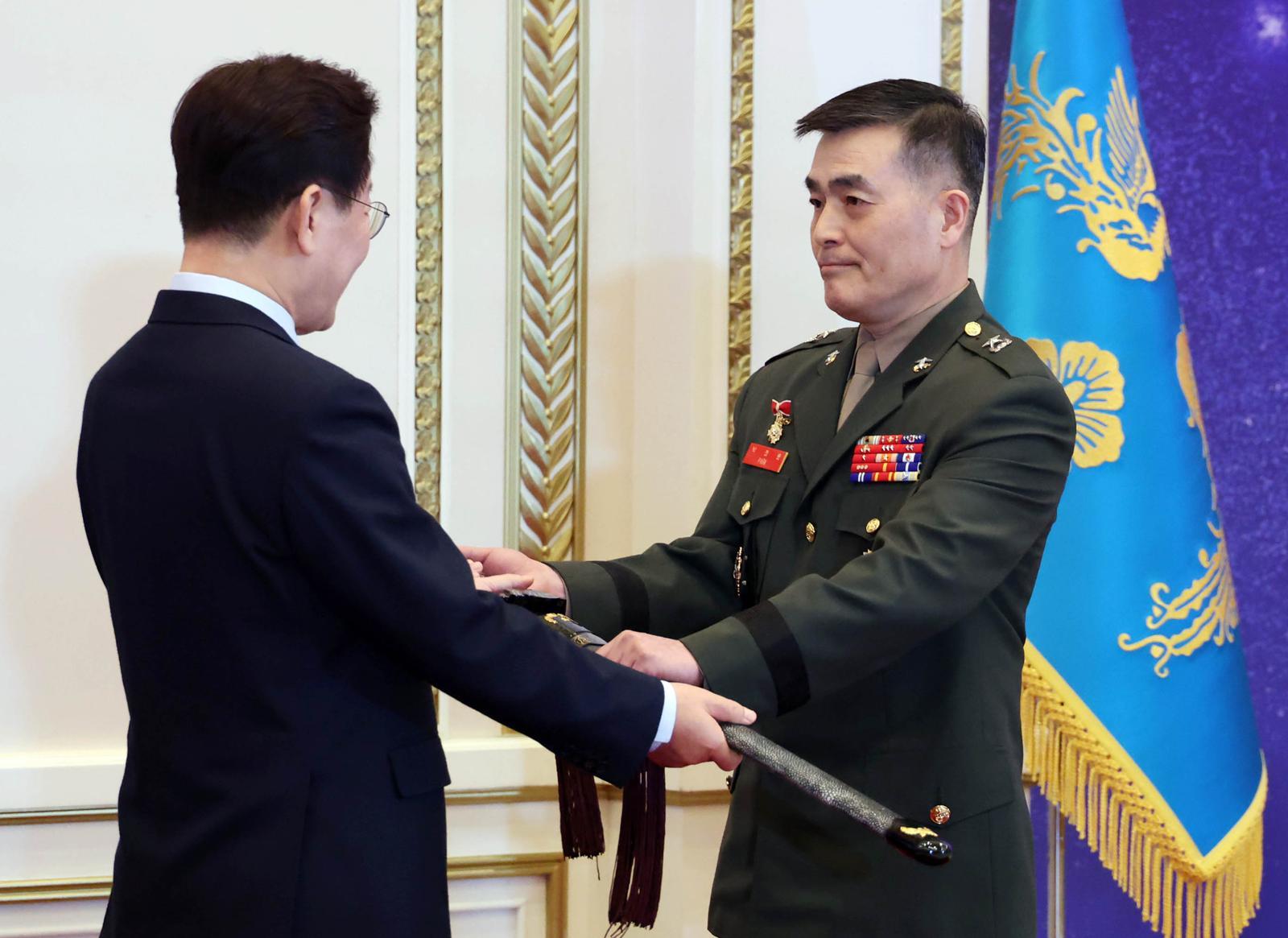 이재명 대통령이 6일 오후 청와대 영빈관에서 열린 2026년 준장 진급 장성 삼정검 수여식에서 국방조사본부장 대리에 보직된 해병대 박정훈 준장에게 삼정검을 수여하고 있다. 2026.03.06 청와대사진기자단