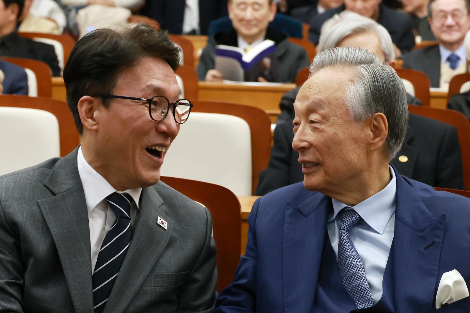 김민석 국무총리와 권노갑 김대중재단 이사장이 6일 서울 여의도 국회박물관에서 열린 권 이사장의 ‘백인평전’ 출판기념회에서 웃으며 대화하고 있다. 2026.03.06 뉴시스