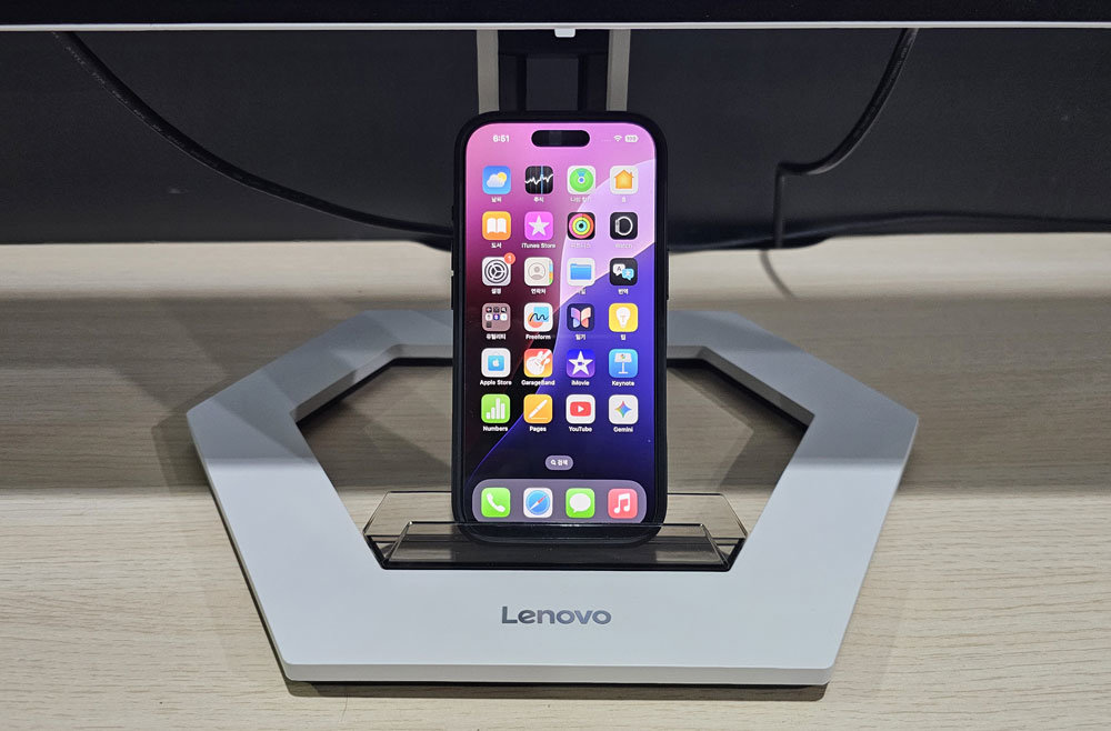 모바일 기기 거치대도 기본 탑재했다 / 출처=IT동아