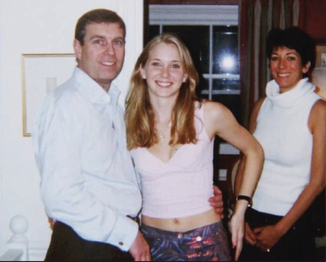 주프레(가운데)는 제프리 엡스타인과 그의 여자친구 길레인 맥스웰(오른쪽)의 회유와 강요로 17세 때부터 영국 앤드루 왕자(왼쪽)를 포함한 각국 유명 인사들에게 성을 상납하도록 강요당했다고 폭로했다. 사진 출처 AP 뉴시스