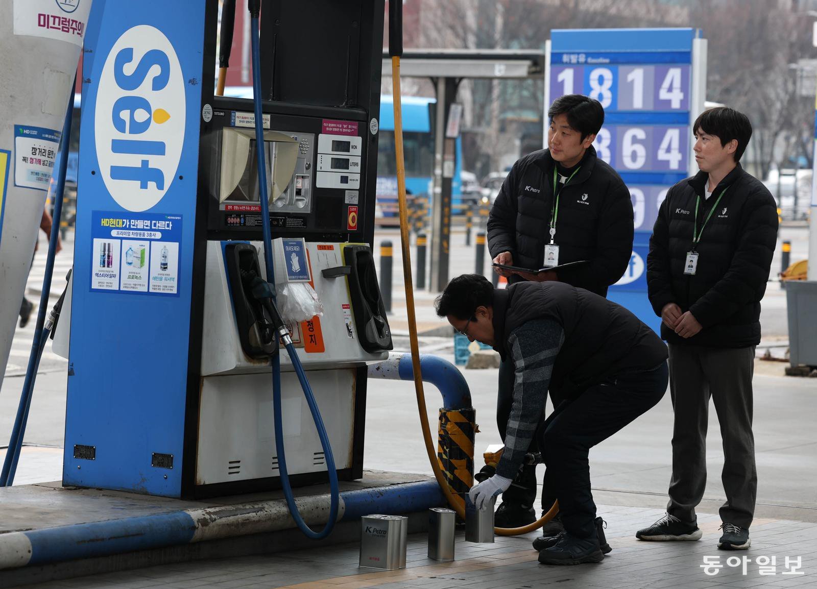 이란 전쟁 사태 틈을 타 일부 주유소가 가격을 인상한 가운데 6일 오후 서울의 한 정유회사 직영 주유소에서 한국석유관리원 직원들이 정량 검사를 하고 있다. 변영욱 기자 cut@donga.com