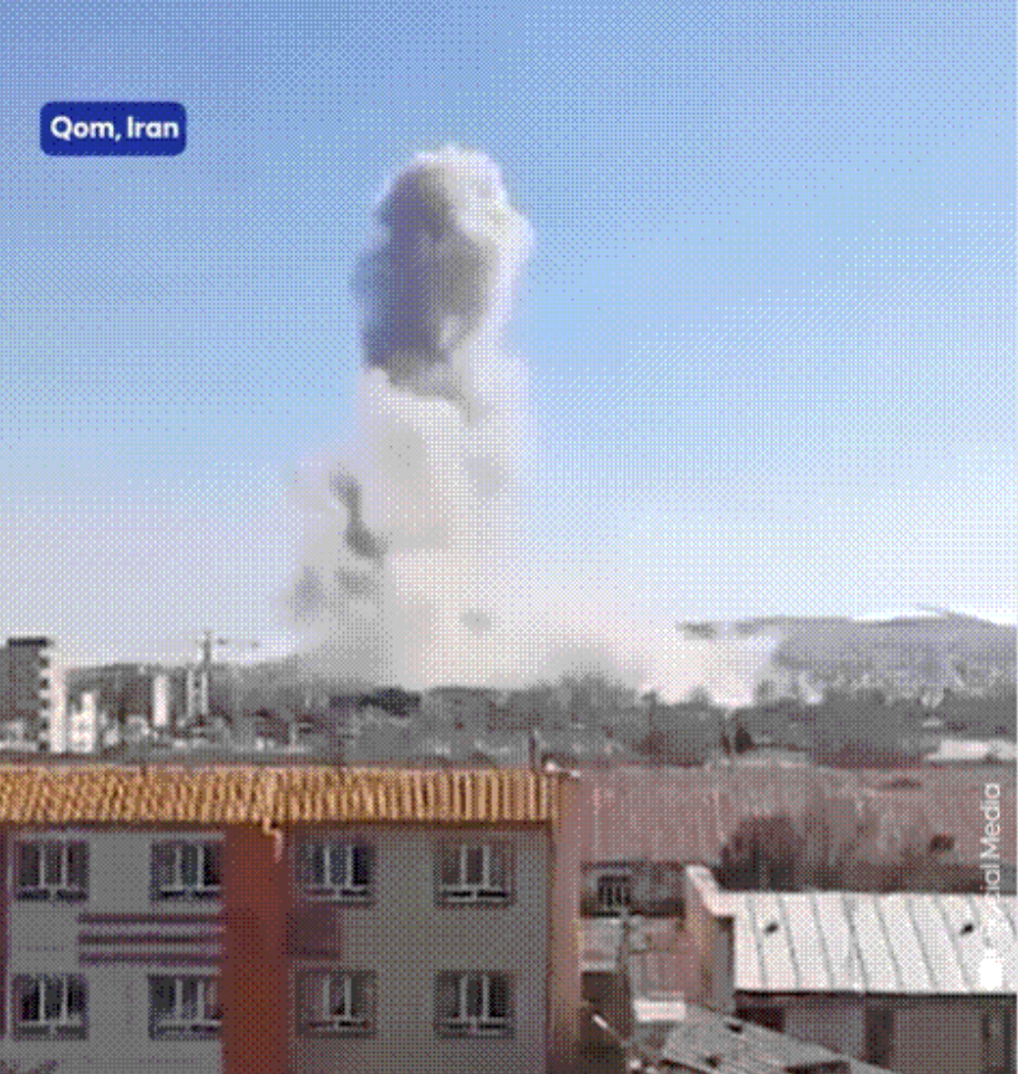 전문가회의 청사가 있는 이란 중부 종교도시 곰(Qom)에서 연기가 치솟고 있다. 야나돌루 통신 페이스북 캡쳐