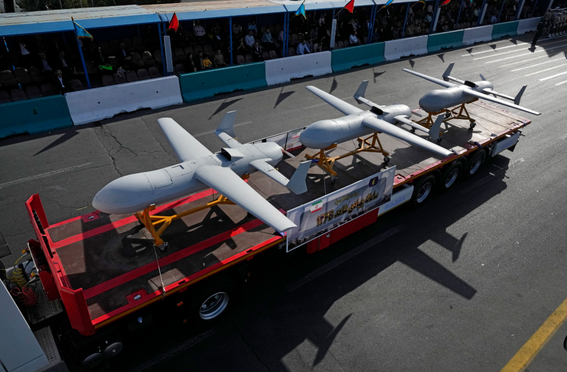 2024년 9월 연례 군사퍼레이드에서 이란 혁명수비대가 자폭드론인 샤헤드-136을 과시하고 있다. AP 뉴시스
