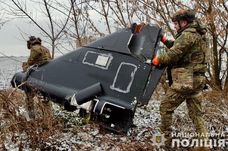 우크라이나군이 추락한 이란제 샤헤드-136 드론 잔해를 옮기고 있다. 이란의 대표적인 장거리 공격용 자폭드론인 샤헤드-136은 러시아에선 ‘게란-2’라는 이름으로 생산해 전쟁에 투입하고 있다. osmp.ngo