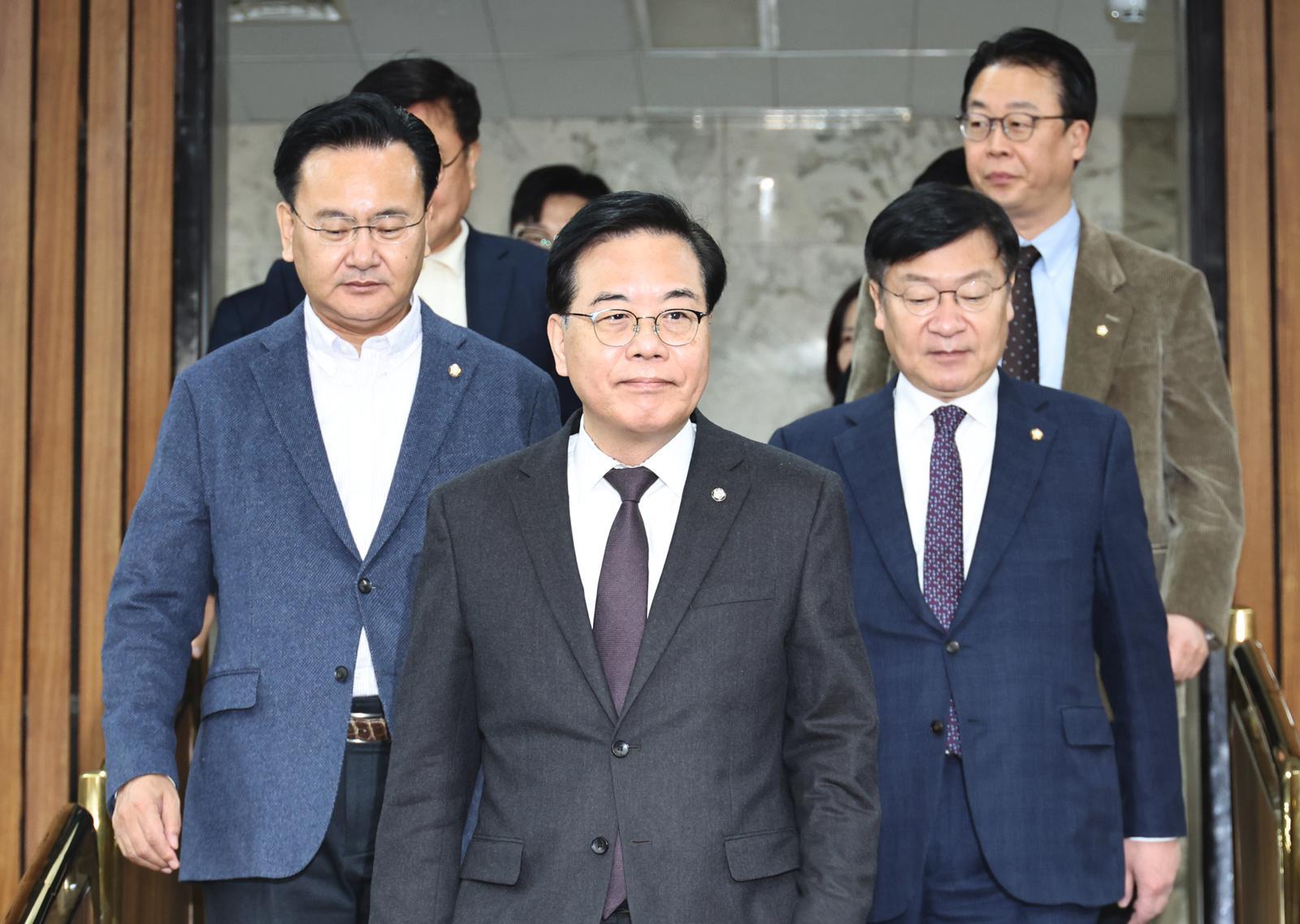 송언석 국민의힘 원내대표가 6일 오전 서울 여의도 국회에서 열린 원내대책회의에 참석하고 있다. 뉴시스.