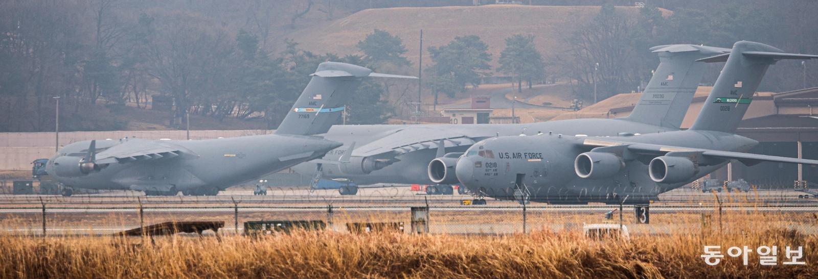 6일 오후 경기 오산 미 공군기지에서 대형 수송기들이 포착됐다. 미국과 이란 전쟁의 확전 우려가 커지고 있는 가운데 주한미군의 패트리엇 요격미사일 포대의 일부 전력을 중동 지역으로 차출하는 작업이 진행 중일 가능성이 제기됐다. 오산=송은석 기자 silverstone@donga.com