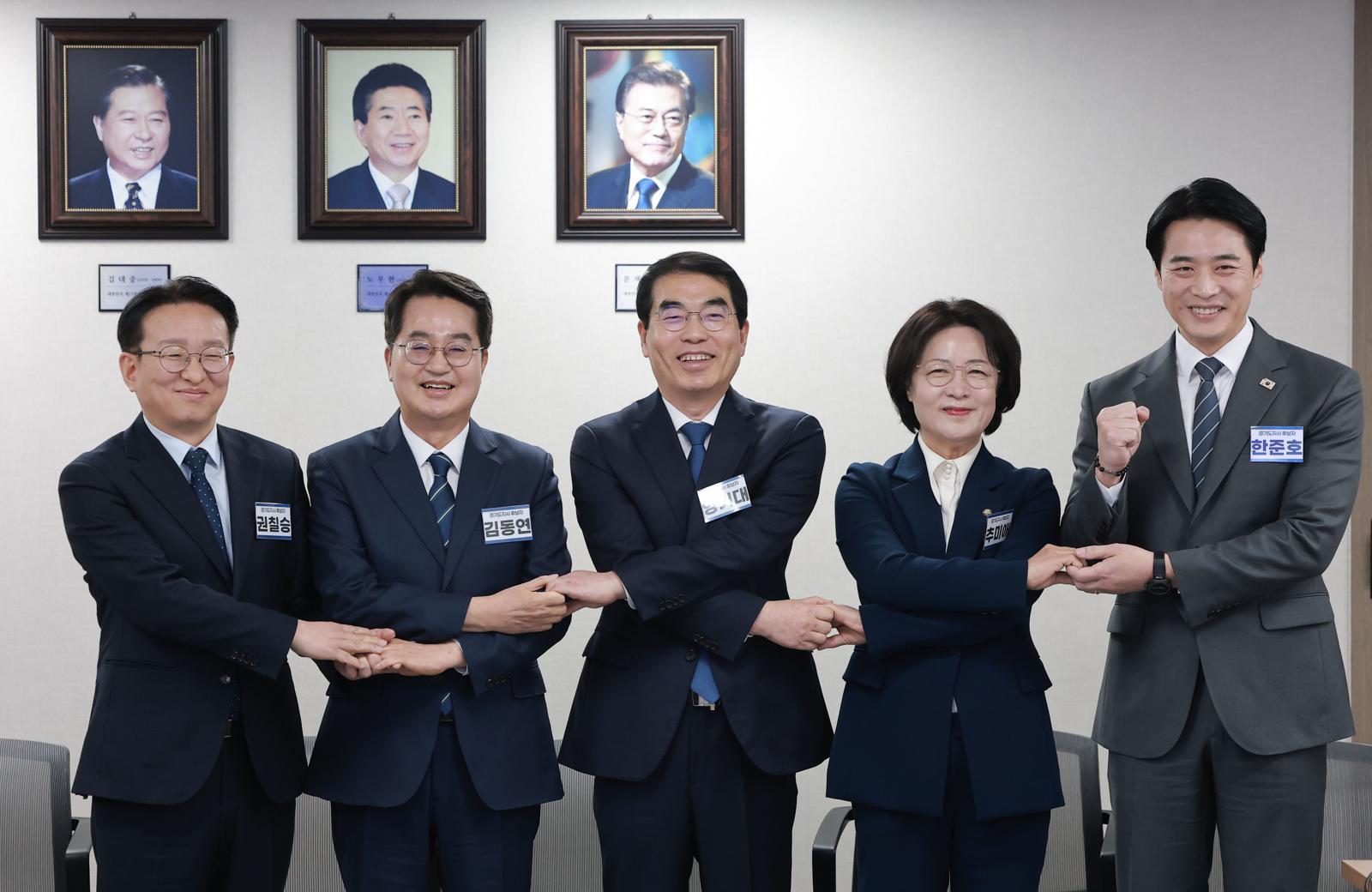 트럼프도 힘들어 했던 ‘X자 악수’의 의미는?[청계천 옆 사진관]