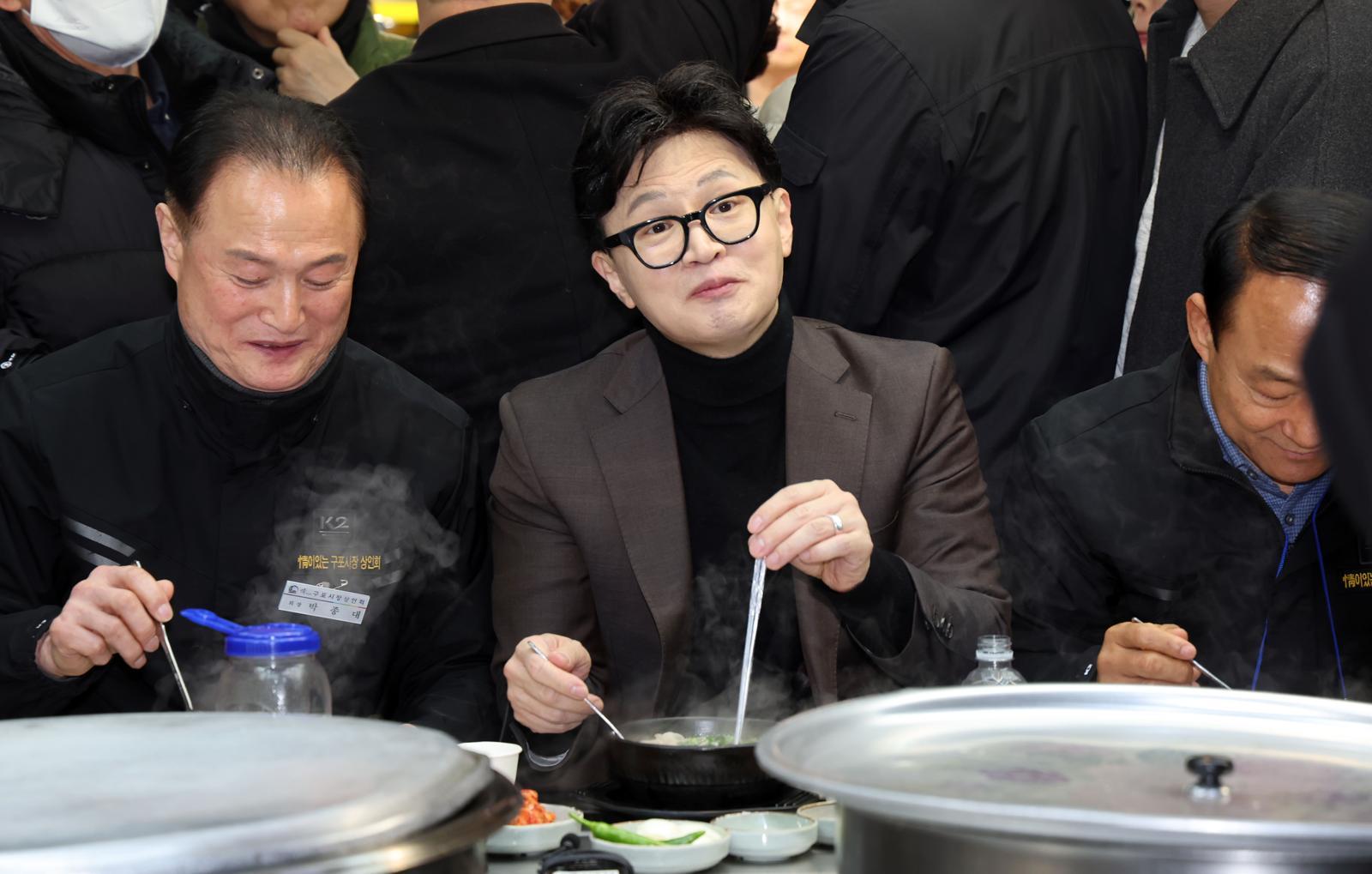 한동훈 전 국민의힘 대표가 7일 부산 북구 구포시장을 방문, 상인 대표 등과 국밥을 먹고 있다. 2026.03.07. 뉴시스