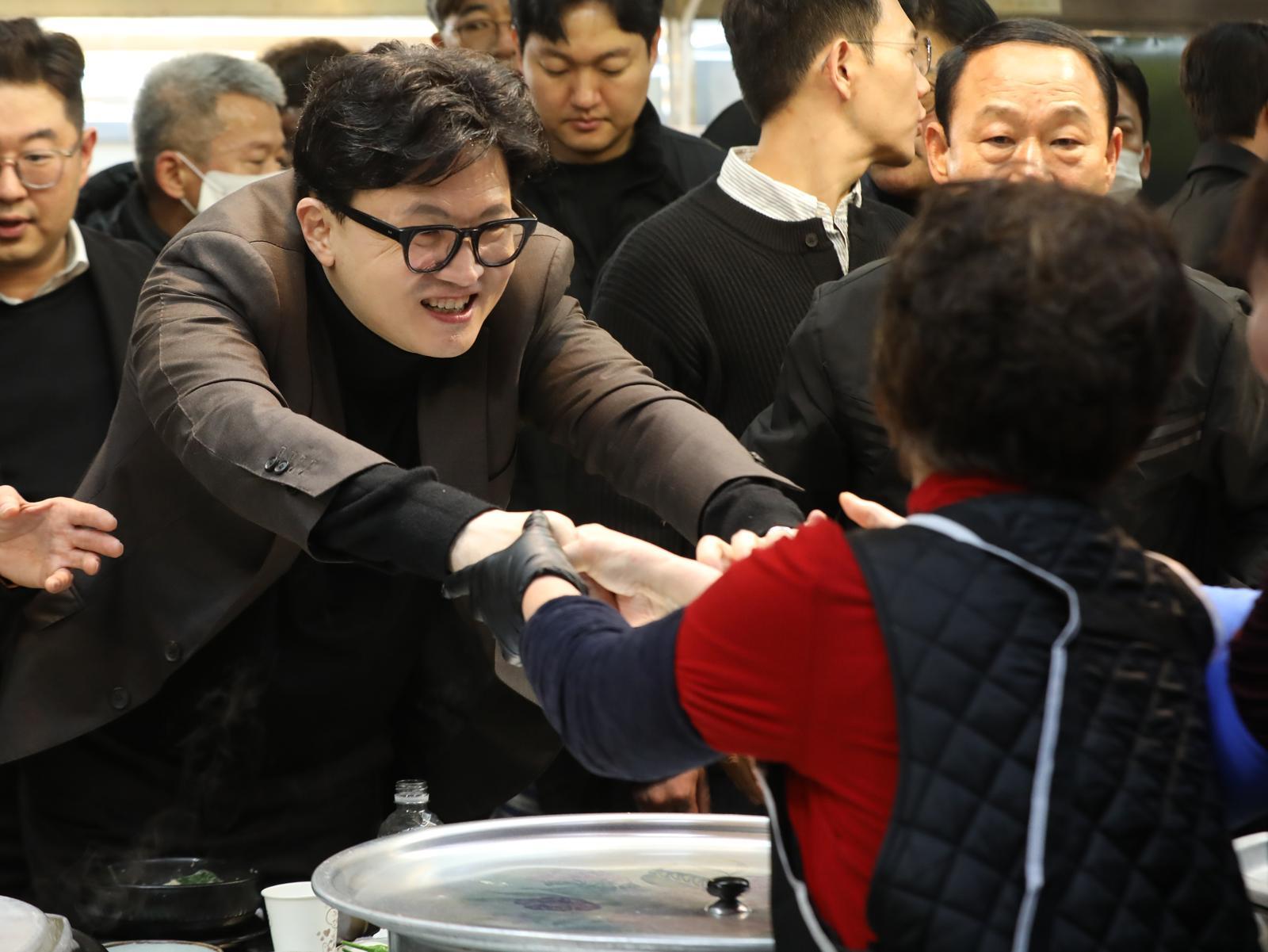 한동훈 전 국민의힘 대표가 7일 오후 부산 북구 구포시장을 찾아 상인들과 인사를 나누고 있다. 2026.3.7/뉴스1