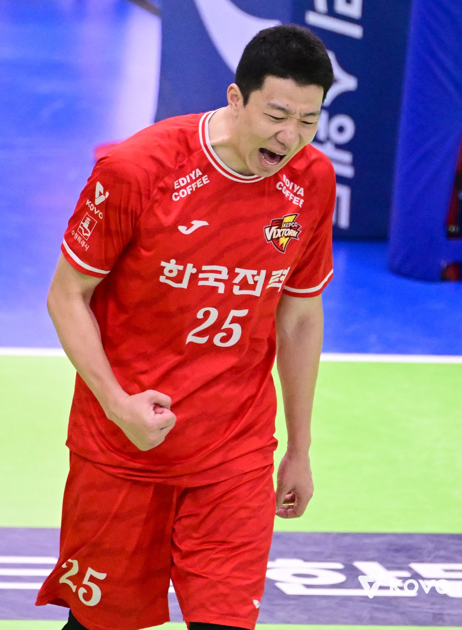 한전, 삼성화재 13연패 몰아넣고 3위 도약…신영석 男 최초 1400블로킹