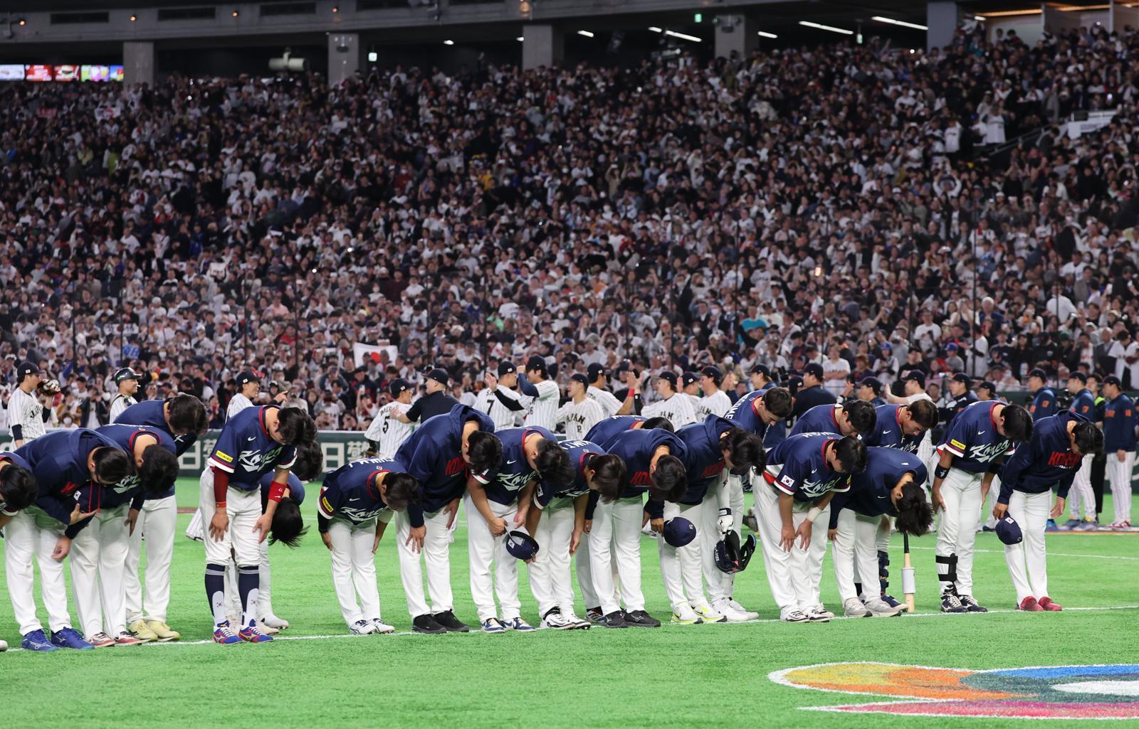 7일 일본 도쿄돔에서 열린 2026 WBC 조별리그 C조 2차전 한국과 일본의 경기, 8-6으로 패배한 한국선수들이 인사하고 있다. 2026.03.07. 도쿄=뉴시스