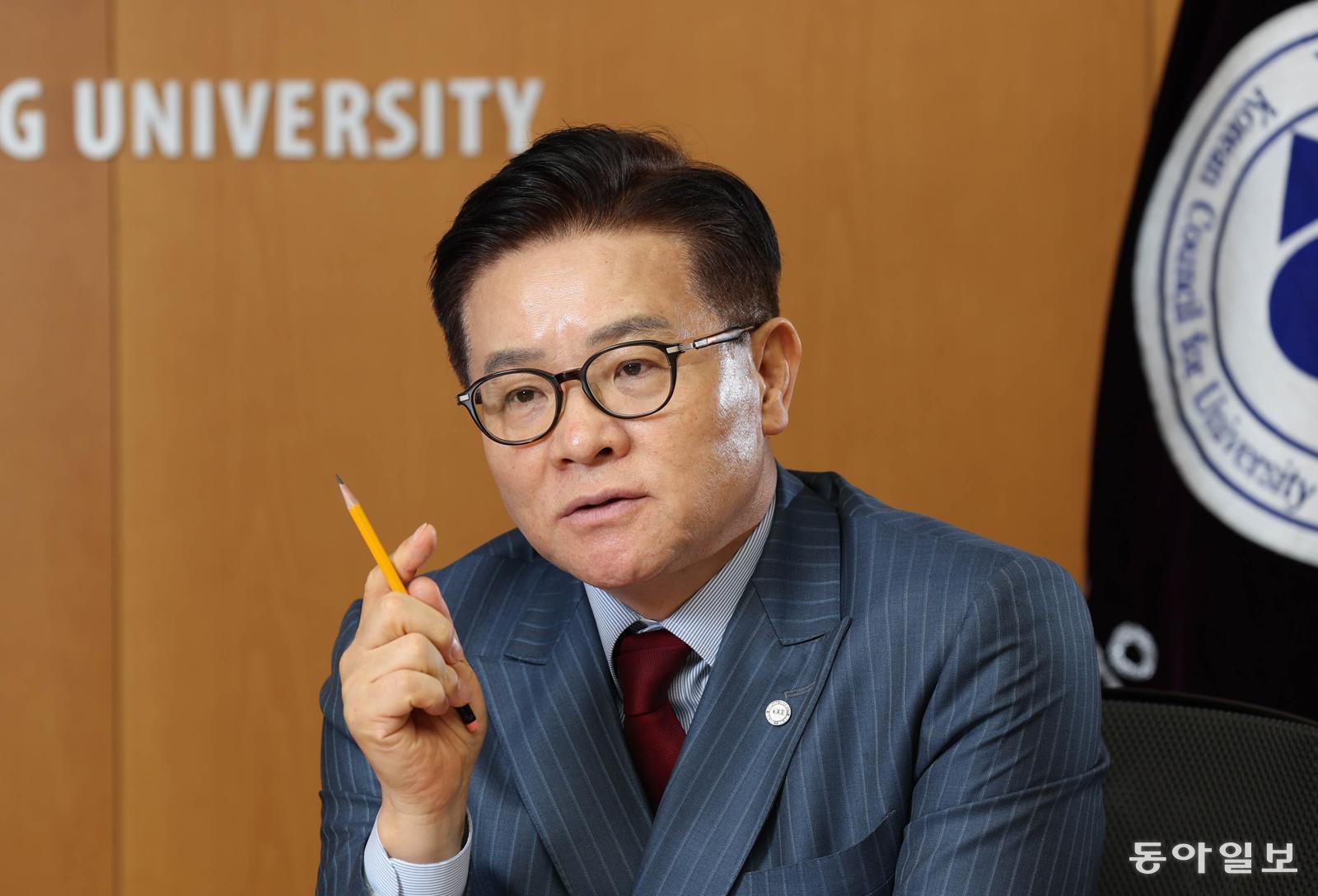 신임 대교협 회장으로 취임한 이기정 한양대 총장이 5일 오후 서울 성동구 한양대학교 총장실에서 본보와 인터뷰를 하고 있다.  변영욱 기자 cut@donga.com
