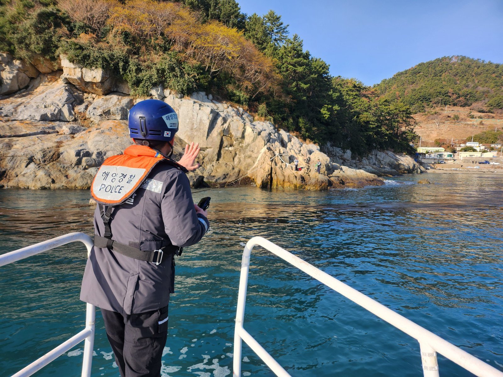 통영해경이 통영 욕지도 해상에서 지난 7일 오후 6시쯤 실종된 50대 낚시객을 수색하고 있다. 통영해경 제공