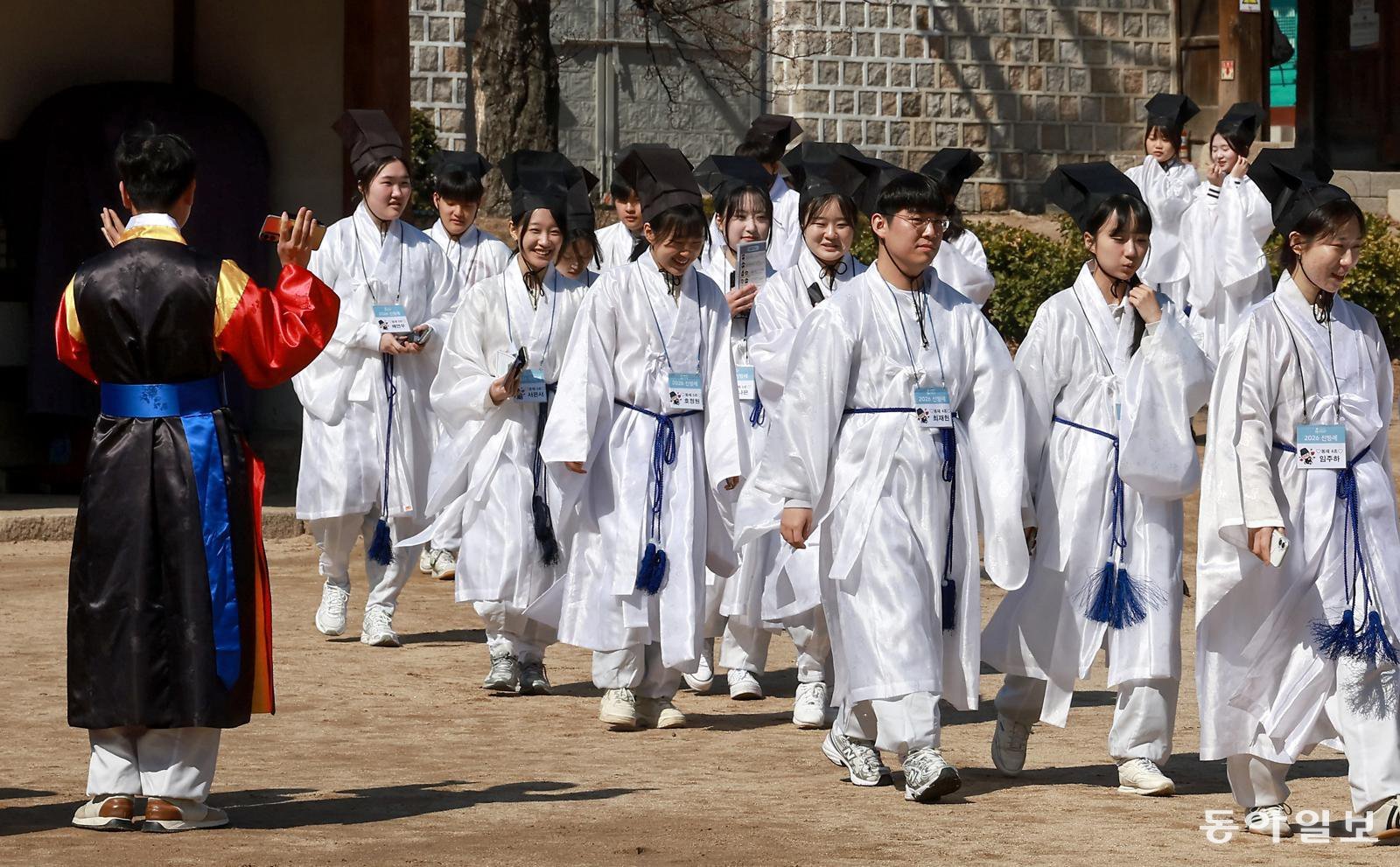 8일 서울 종로구 성균관대학교 명륜당에서 열린 신입생 환영회 신방례에서 신입생들이 입장하고 있다. 송은석 기자 silverstone@donga.com