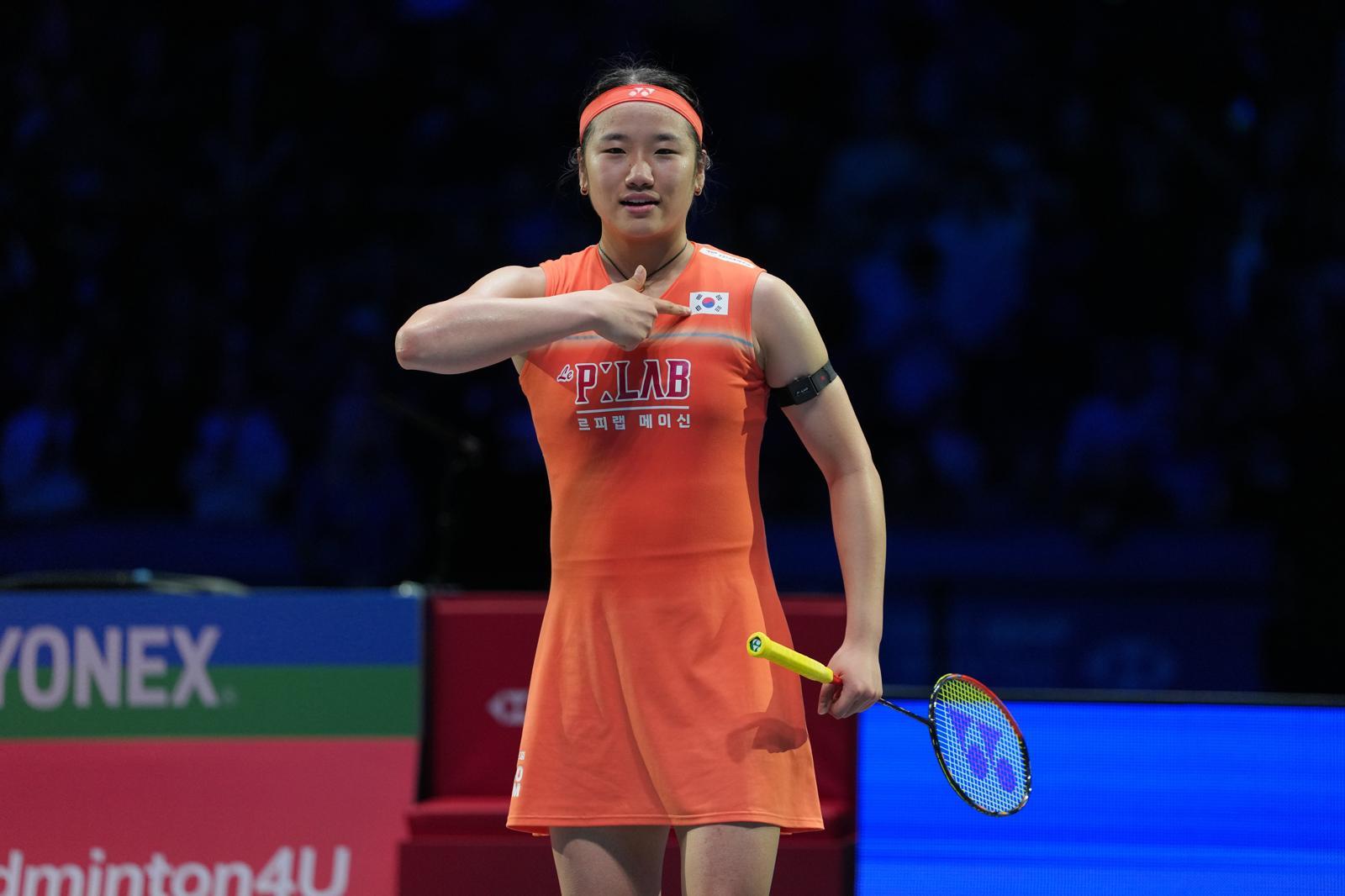 안세영이 8일 영국 버밍엄 유틸리티 아레나에서 열린 2026 세계배드민턴연맹 월드투어 전영오픈 준결승에서 중국의 천위페이를 2-1로 꺾은 뒤 유니폼의 태극마크를 가리키는 세리머니를 하고 있다. 버밍엄=AP뉴시스