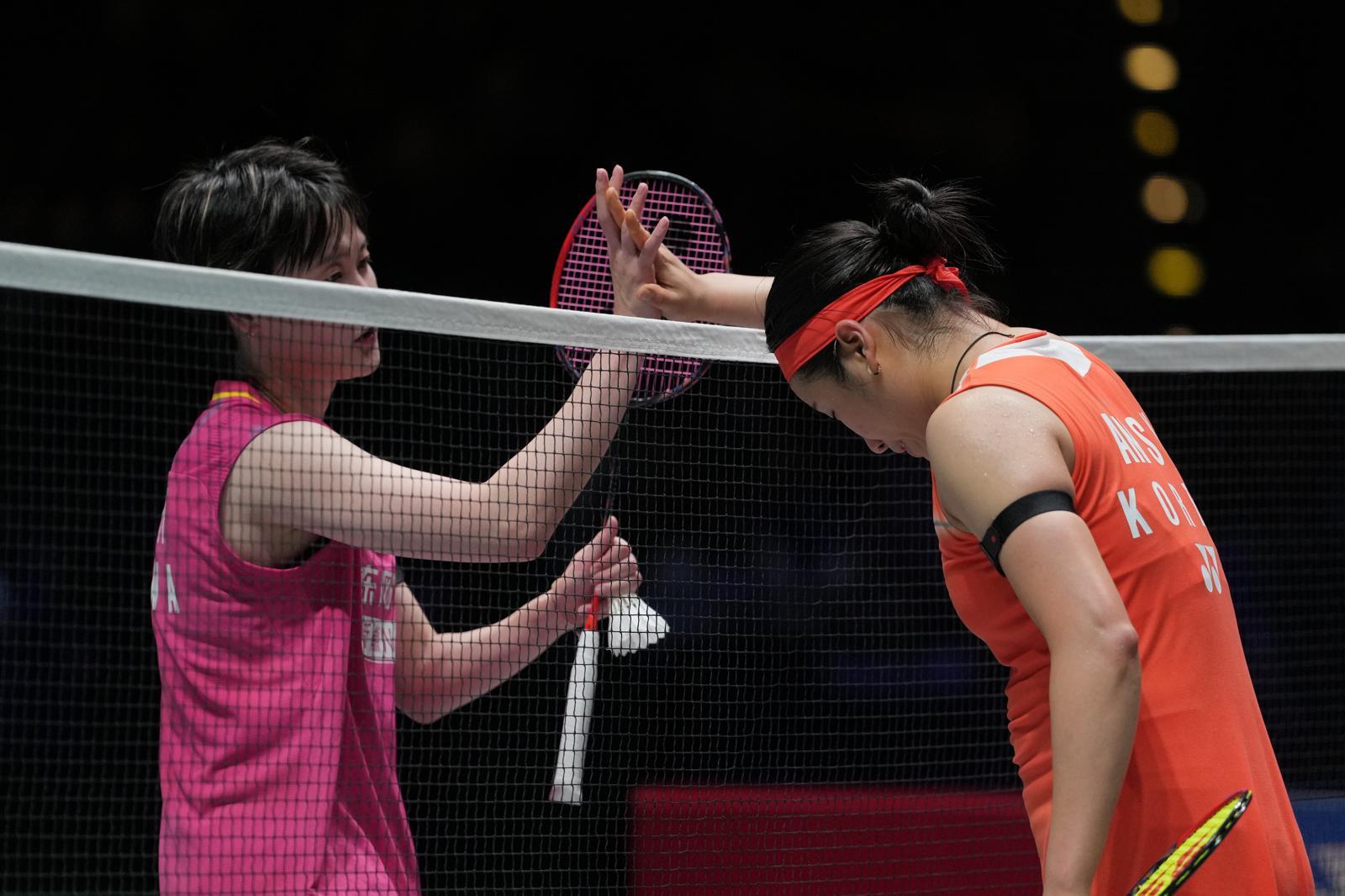 안세영(오른쪽)이 8일 영국 버밍엄 유틸리티 아레나에서 열린 2026 세계배드민턴연맹 월드투어 슈퍼 1000 전영오픈 준결승에서 중국의 천위페이(왼쪽)와 경기를 마친 뒤 네트 너머로 손을 뻗어 인사하고 있다. 안세영은 이 경기에서 천위페이를 2-1로 꺾으며 팽팽했던 상대 전적(14승 14패)의 균형을 깼다. 버밍엄=AP뉴시스