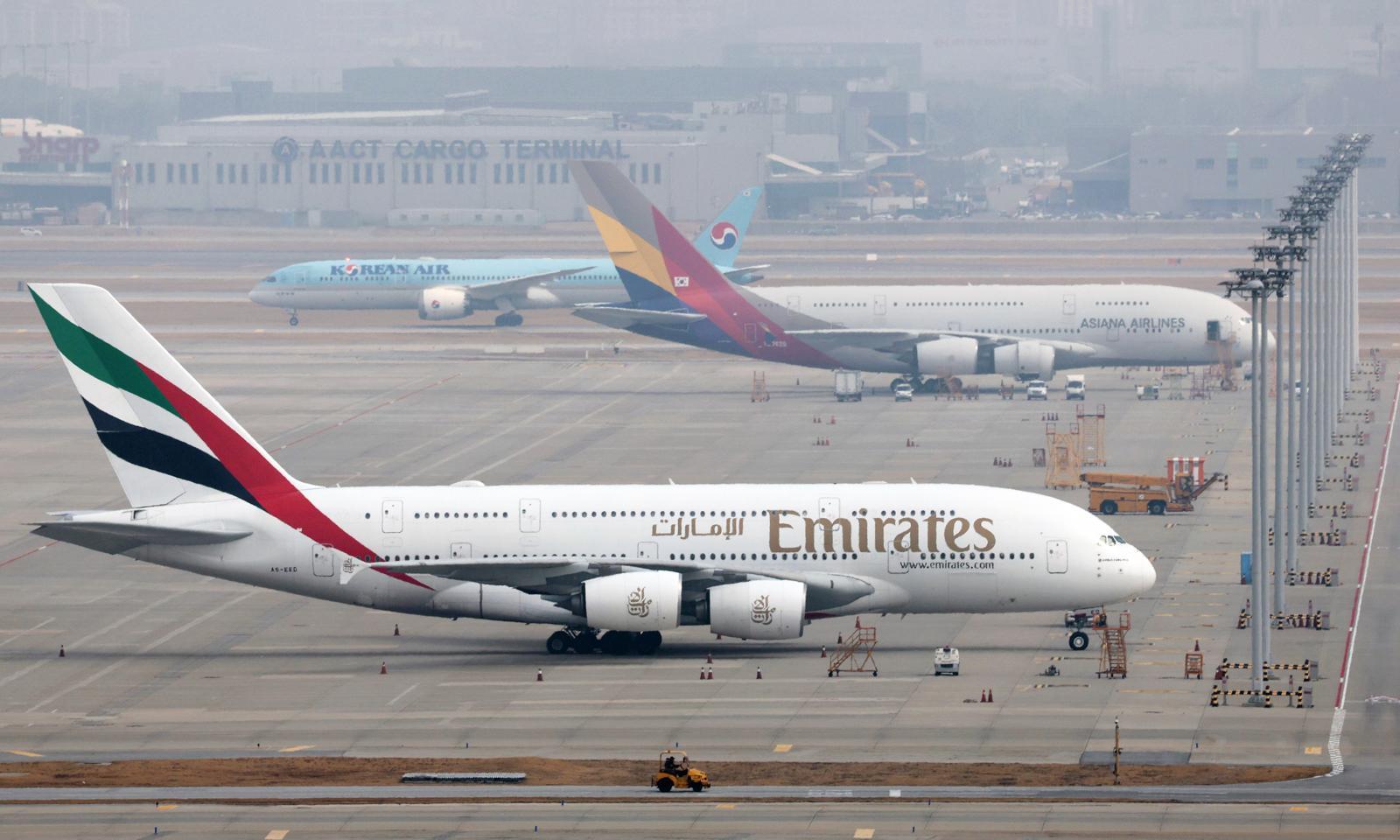 미국과 이스라엘의 이란 공습과 이에 맞선 이란의 보복으로 중동 하늘길이 사실상 마비된 가운데 5일 인천국제공항에 에미레이트 항공 여객기가 계류돼 있다. 2026.3.5 영종도=뉴스1