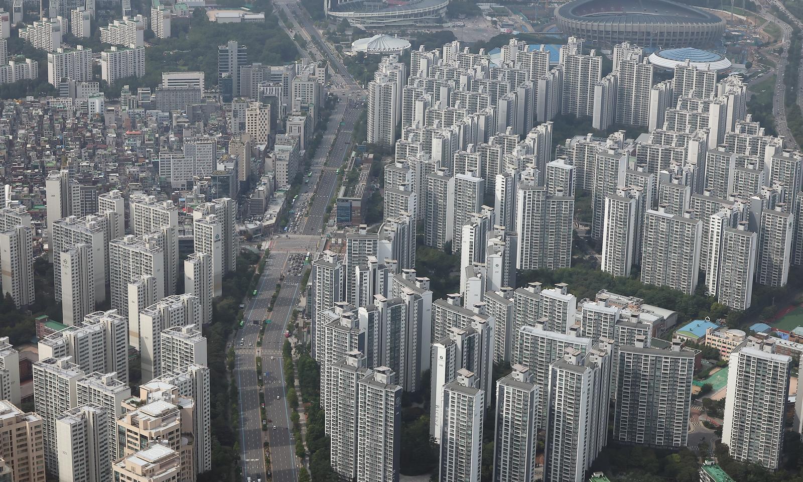 서울 송파구 롯데월드타워에서 바라본 한강변 아파트 단지. 뉴스1.