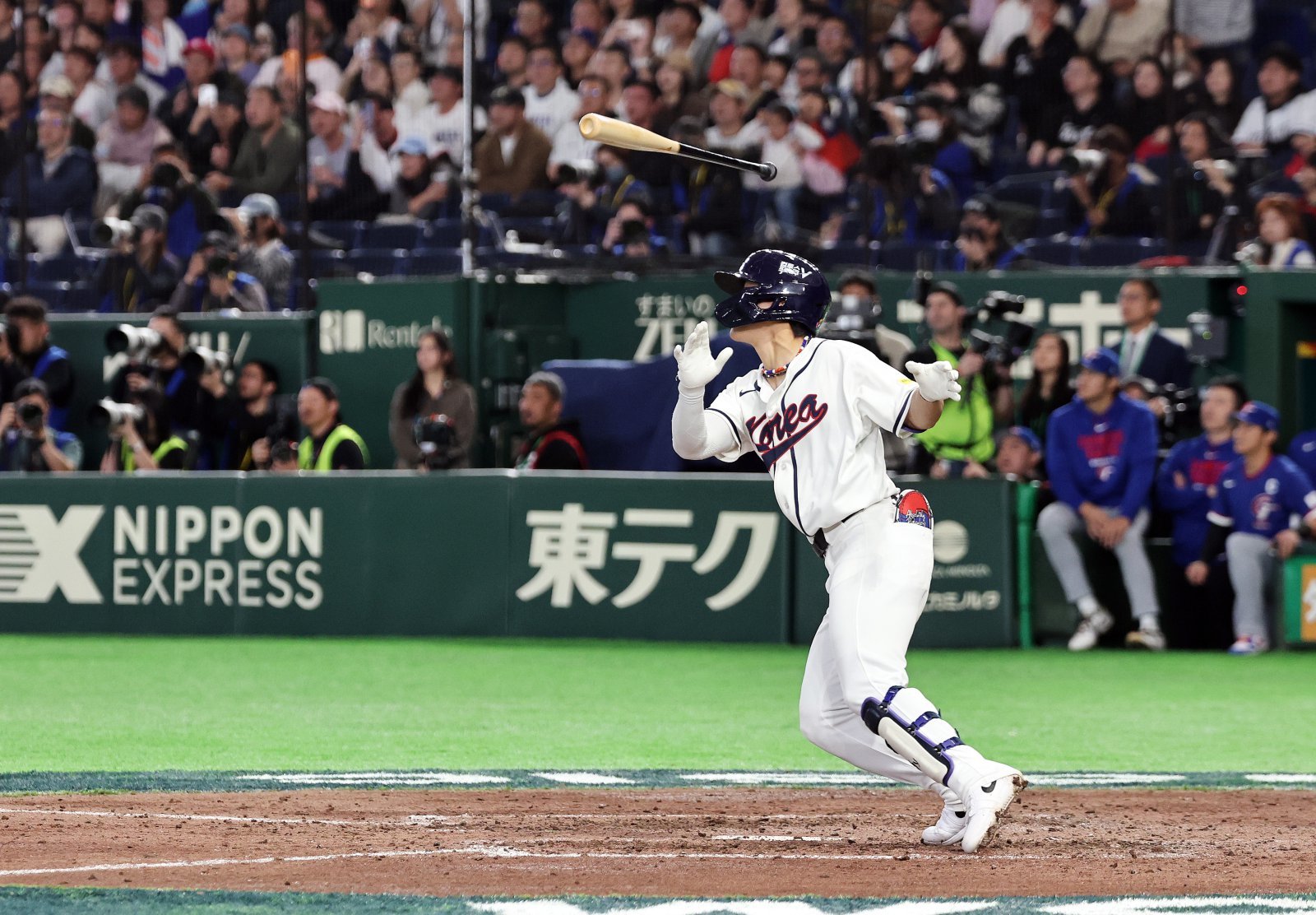 8일 일본 도쿄돔에서 열린 2026 월드베이스볼클래식 조별리그 C조 대한민국과 일본의 경기. 대한민국 김도영이 8회말 2사 1루 동점 2루타를 치며 환호하고 있다. 2026.3.8. 뉴스1