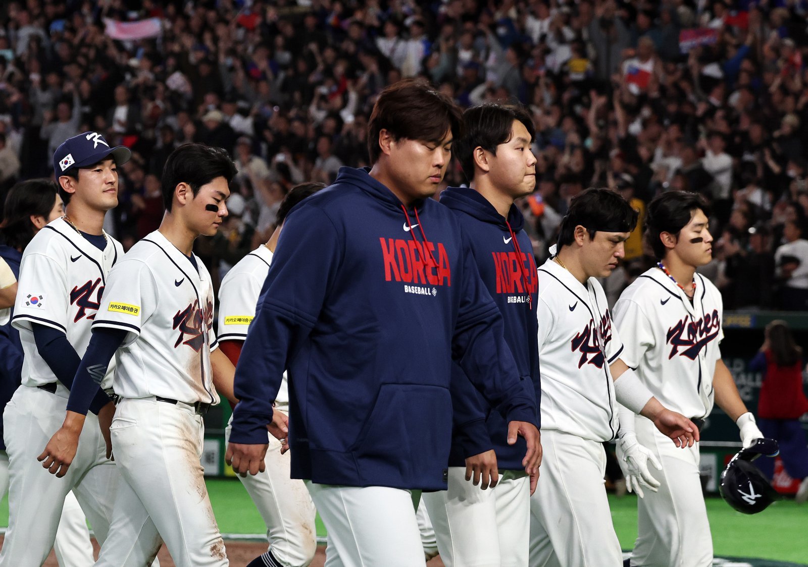 8일 일본 도쿄돔에서 열린 2026 월드베이스볼클래식 조별리그 C조 대한민국과 대만의 경기. 연장 접전 끝에 대만에 5대4로 패배한 대한민국 선수들이 아쉬워하며 그라운드를 나서고 있다. 2026.3.8 . 뉴스1