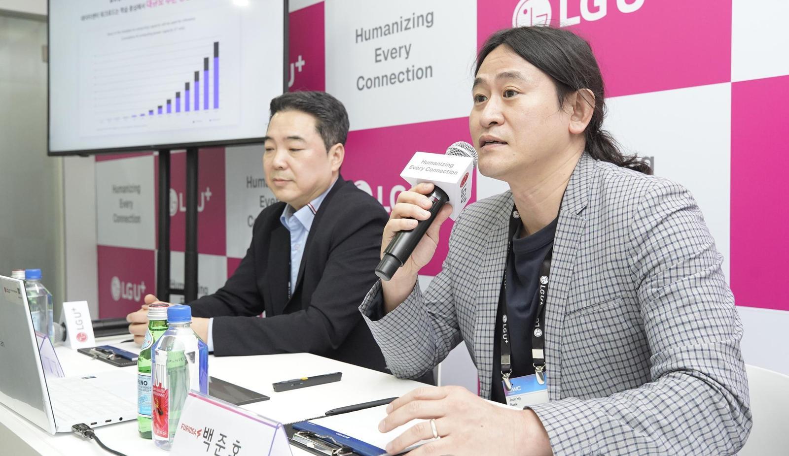 이상엽 LG유플러스 최고기술책임자(오른쪽)와 백준호 퓨리오사AI 대표가 4일(현지 시간) 스페인 바르셀로나 ‘MWC26’ 전시장에서 기업용 ‘소버린 AI 어플라이언스’ 개발을 위한 MOU를 체결한 후 기자들의 질의에 답하고 있다. LG유플러스 제공