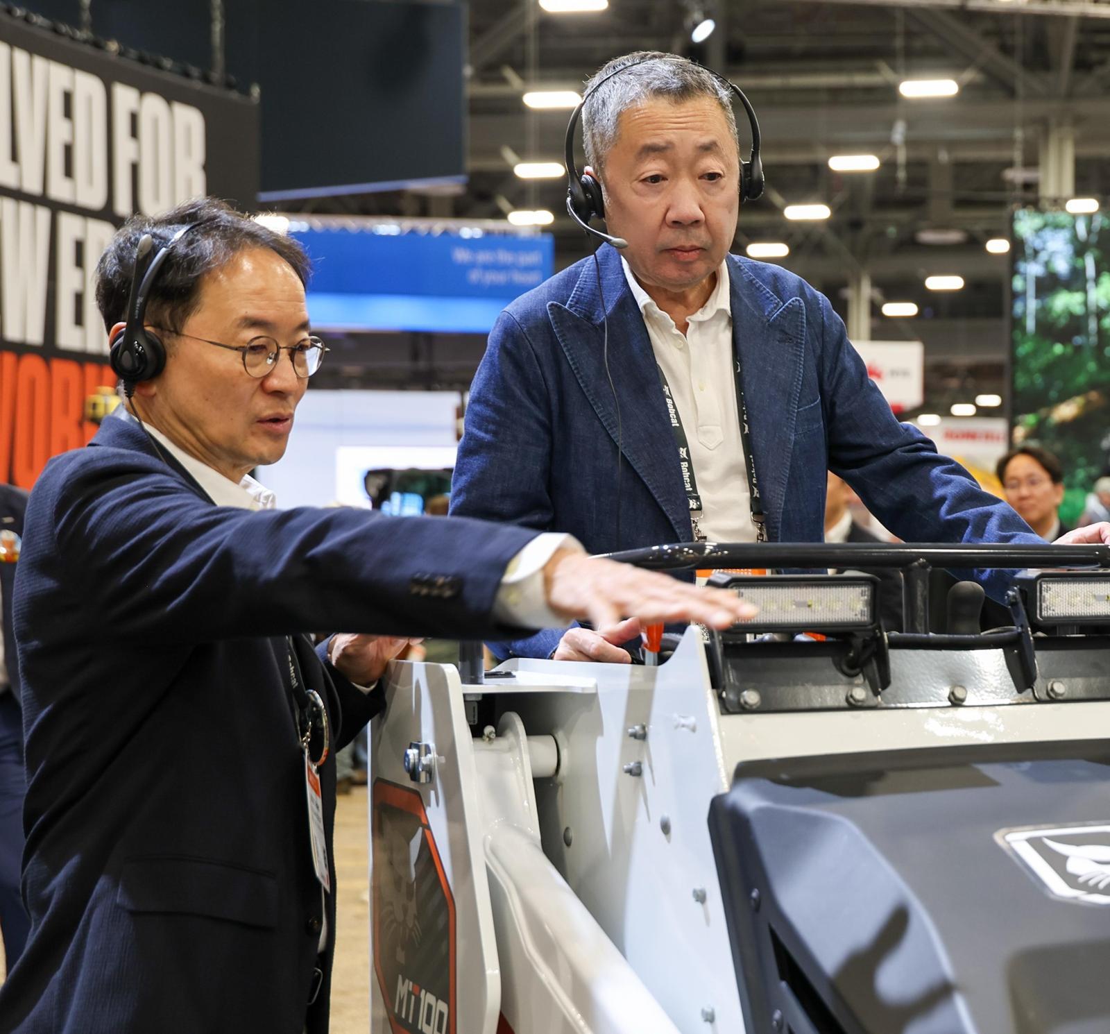 박정원 두산그룹 회장(오른쪽)이 최근 미국 라스베이거스에서 열린 ‘콘엑스포 2026’ 현장을 찾아 두산밥캣 제품에 탑승하고 있다. 두산그룹 제공