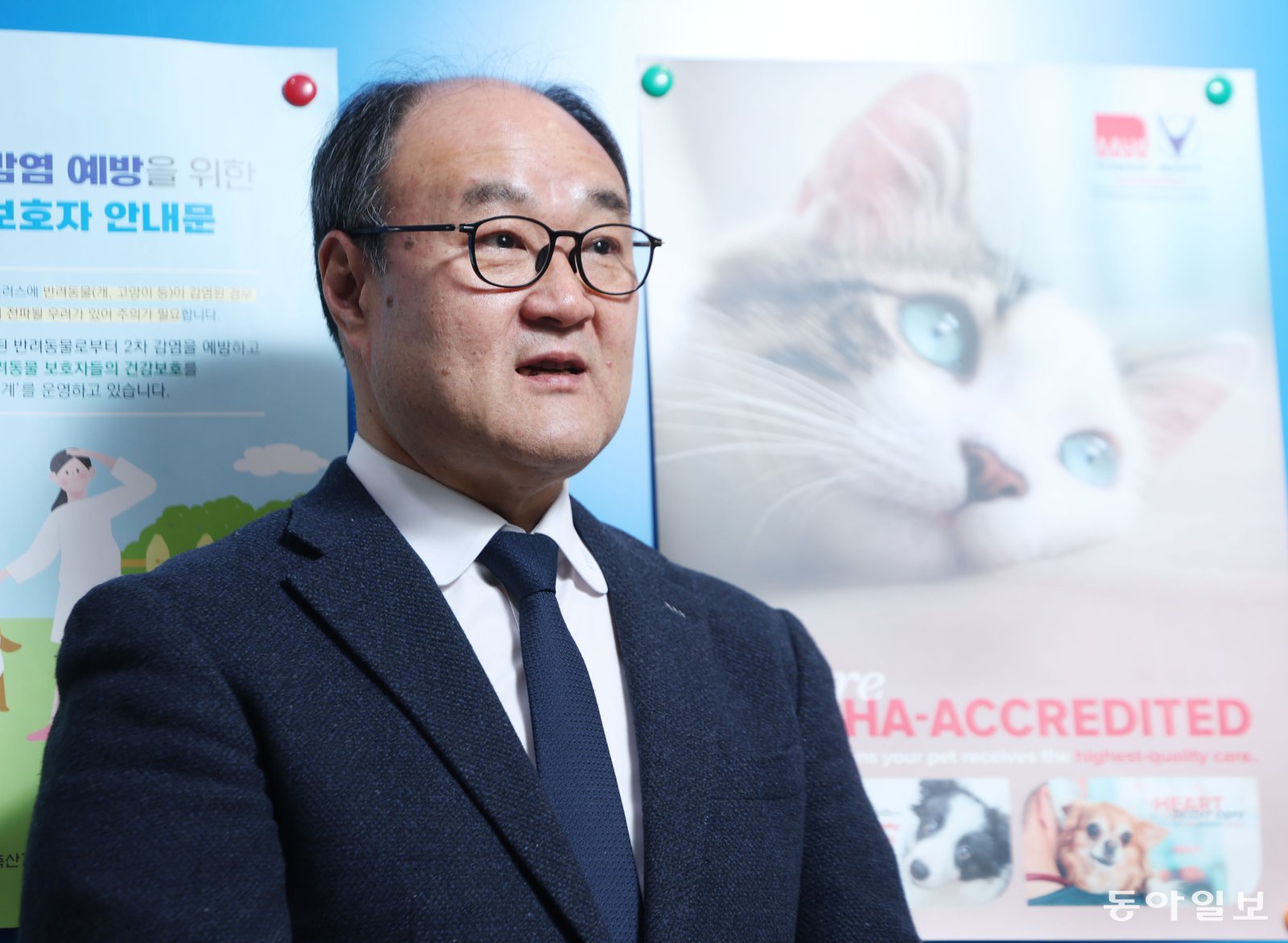 우연철 대한수의사회 신임 회장이 5일 경기 성남시 분당구 수의과학회관에서 동아일보와 인터뷰를 갖고 “올 들어서도 조류인플루엔자, 아프리카돼지열병, 구제역 등 가축 전염병이 심각하다”며 국가 방역과 농장 관리 체계의 근본적인 개선을 요구했다. 성남=신원건 기자 laputa@donga.com