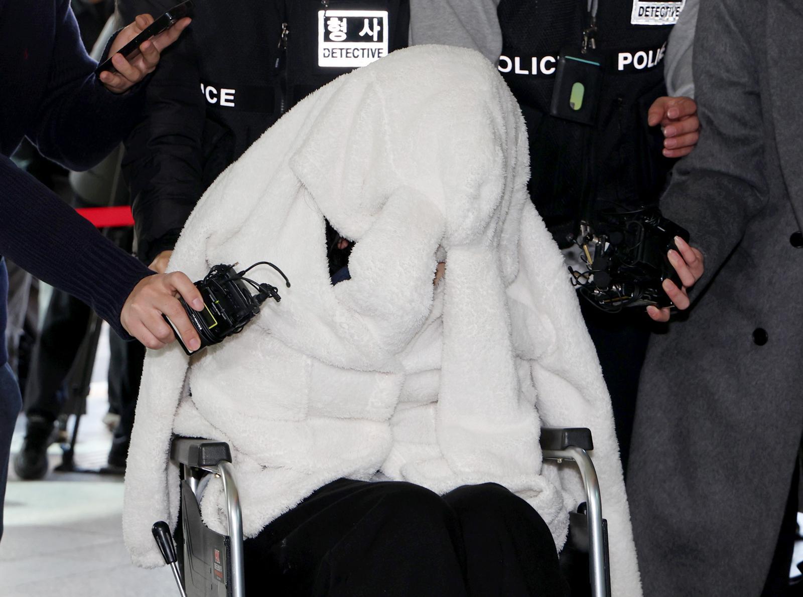 약에 취한 상태로 서울 반포대교를 달리다가 한강 둔치로 추락한 포르쉐 차량 운전자 30대 여성 A씨가 27일 서울 마포구 서울서부지방법원에서 마약류관리법 위반 및 도로교통법상 약물운전 혐의로 구속 전 피의자 신문(영장실질심사)를 받기 위해 출석하고 있다. 2026.02.27. 서울=뉴시스