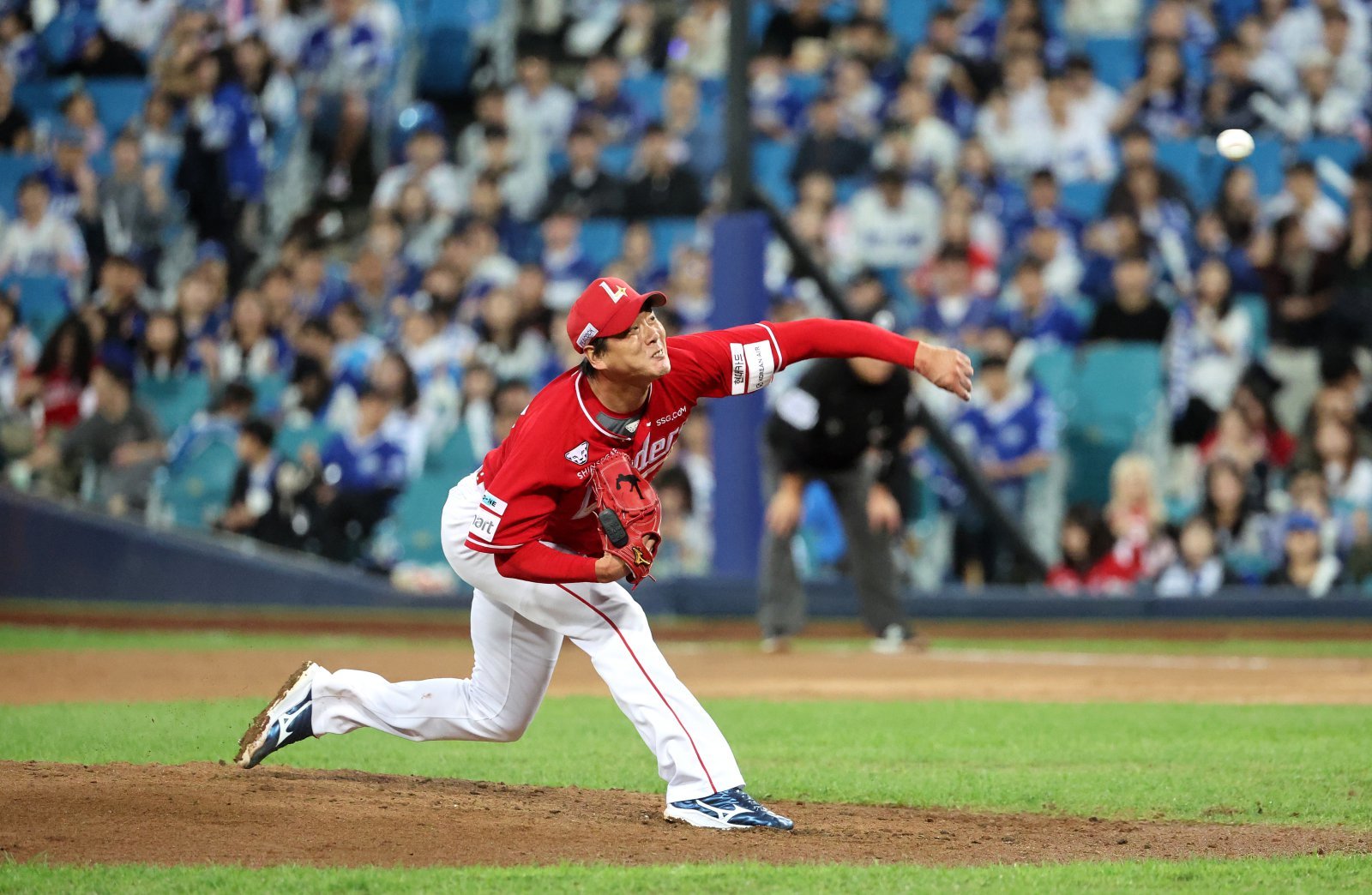 14일 대구 수성구 삼성라이온즈파크에서 열린 2025 신한 SOL 뱅크 KBO 포스트시즌 준플레이오프 4차전 SSG 랜더스와 삼성 라이온즈의 경기, 1회말 SSG 선발투수 김광현이 공을 던지고 있다. 2025.10.14. 대구=뉴시스