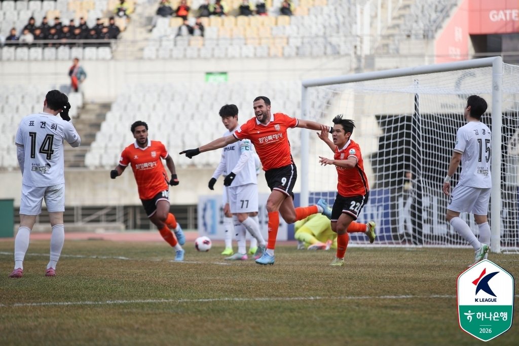화성FC 공격수 페트로프가 8일 김해FC와 홈 경기에서 득점 후 기뻐하고 있다. 한국프로축구연맹 제공