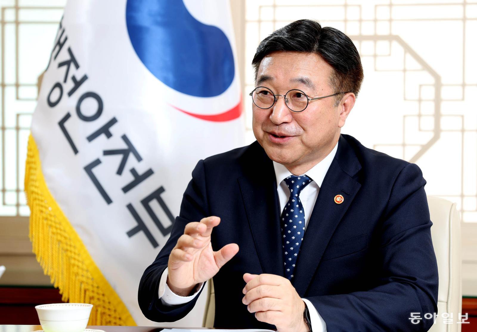 윤호중 행정안전부 장관이 4일 오전 서울 종로구 정부서울청사에서 동아일보와 인터뷰하고 있다. 윤 장관은 광역 통합과 관련해 “대한민국 역사상 최초 사례이자 ‘5극 3특’ 국가균형발전 전략의 핵심 축”이라며 “예산, 조직 개편 등 분야별 통합 방안 가이드라인을 마련해 통합 실무 추진을 지원할 것”이라고 했다. 변영욱 기자 cut@donga.com