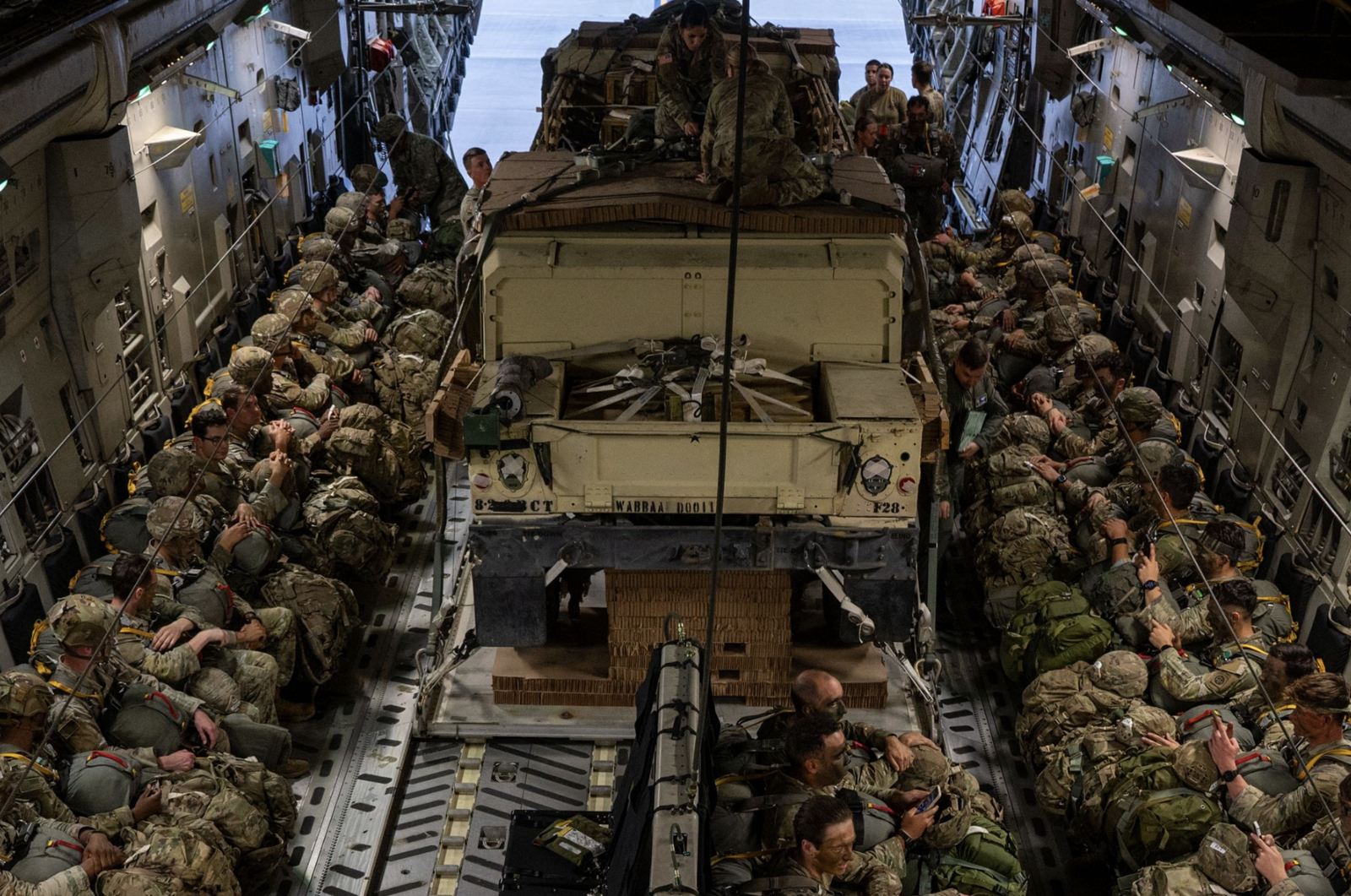 美최정예 부대 82공수사단
미국 육군의 최정예 부대로 꼽히는 제82공수사단 군인들이 2021년 수송기에 탑승한 모습. 사진 출처 미 육군 82공수사단 인스타그램